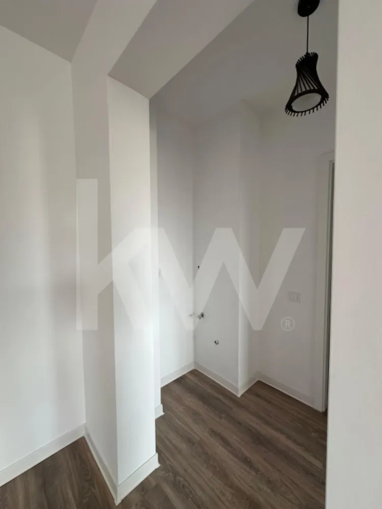Apartament spatios - 2 camere - 60 mp utili - Rahovei - Ti-ai imaginat vreodata cum ar fi sa ai totul la doi pasi - magazine, scoli, parcuri, mall - chiar in inima uneia dintre cele mai cautate zone din Sibiu?

Dacă răspunsul tău e "DA!", îți propunem un apartament cu 2 camere situat într-un ansamblu rezidențial nou, in zona Rahovei.

Imobilul are o suprafață utilă de 60 mp+balcon  și este compartimentat astfel:
- living open-space cu ieșire pe balcon
- dormitor
- baie 
- balcon 
- loc de parcare subteran sau suprateran (contra cost).

Predarea este:

                         LA ALB: la pretul de 107.000 euro 
- Tamplarie PVC cu geam termopan – 3 foi sticla
- Usa metalica antiefractie intrare apartament
- Instalatii termice, electrice si sanitare
- Prize+intrerupatoare
- Zugravit: lavabila alba
- Centrala pe bloc
- Incalzire pe calorifere
- Casa scarii la cheie
- Interfon

                           LA CHEIE: se adauga la pretul de mai sus 250 euro/ mp
- Tamplarie PVC cu geam termopan – 3 foi sticla
- Usa metalica antiefractie intrare apartament
- Instalatii termice, electrice si sanitare
- Zugravit: 2 maini lavabila alba
- Prize+ intrerupatoare functionale
- Centrala pe bloc
- Incalzire pe calorifere
- Usi interioare/usi interior 
- Gresie, faianta, parchet (cu accesorii) 
- Corpuri de iluminat (1 corp/incapere) 
- Vas wc 
- Lavoar+oglinda 
- Baterie lavoar 
- Cada+accesorii 
- Baterie cada 
- Casa scarii la cheie
- Interfon.

Înainte de toate, punem accentul pe calitate și dorim să oferim clienților o locuință sigură, de aceea folosim doar materiale de construcții de bună calitate și suntem atenți la toate detaliile și etapele de execuție ale construcțiilor.

Decizia cumpărării unui apartament nou, este o investiție pe termen lung, iar într-o zona că aceasta, cu siguranță va genera cerere pentru închiriere.

Preturile sunt afisate in descriere.

Clasa energetica A.

Modalitati de plata acceptate: Cash si prin credit ipotecar cu minim 15% avans.

*Pozele sunt cu titlu de prezentare dintr-un apartament finisat la cheie.

Pentru mai multe detalii va stam la dispozitie la numarul de telefon afisat!