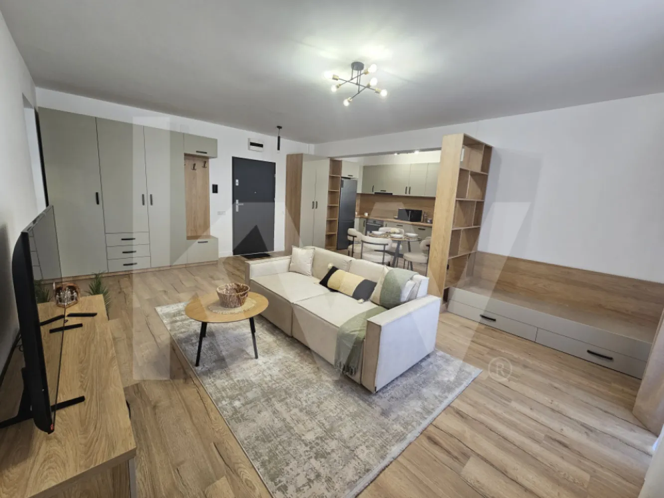 Apartament 2 camere complet mobilat - Ti-ai imaginat vreodata cum ar fi sa ai totul la doi pasi - magazine, scoli, parcuri, mall - chiar in inima uneia dintre cele mai cautate zone din Sibiu? Dacă răspunsul tău e "DA!", îți propunem un apartament cu 2 camere situat într-un ansamblu rezidențial nou, in zona Rahovei. Imobilul are o suprafață utilă de 60 mp+balcon și este compartimentat astfel: - living open-space cu ieșire pe balcon - dormitor - baie - balcon - loc de parcare subteran sau suprateran (contra cost). 
Predarea acestui apartament se face complet mobilat așa cum se vede in poze. Regimul de inaltime al blocului este P+11 etaje, la parter fiind amenajate spatii comerciale. Înainte de toate, punem accentul pe calitate și dorim să oferim clienților o locuință sigură, de aceea folosim doar materiale de construcții de bună calitate și suntem atenți la toate detaliile și etapele de execuție ale construcțiilor. Decizia cumpărării unui apartament nou, este o investiție pe termen lung, iar într-o zona că aceasta, cu siguranță va genera cerere pentru închiriere. Preturile sunt afisate in descriere. Clasa energetica A. Modalitati de plata acceptate: Cash si prin credit ipotecar cu minim 15% avans. *Pozele sunt cu titlu de prezentare dintr-un apartament mobilat. Pentru mai multe detalii va stam la dispozitie la numarul de telefon afisat!