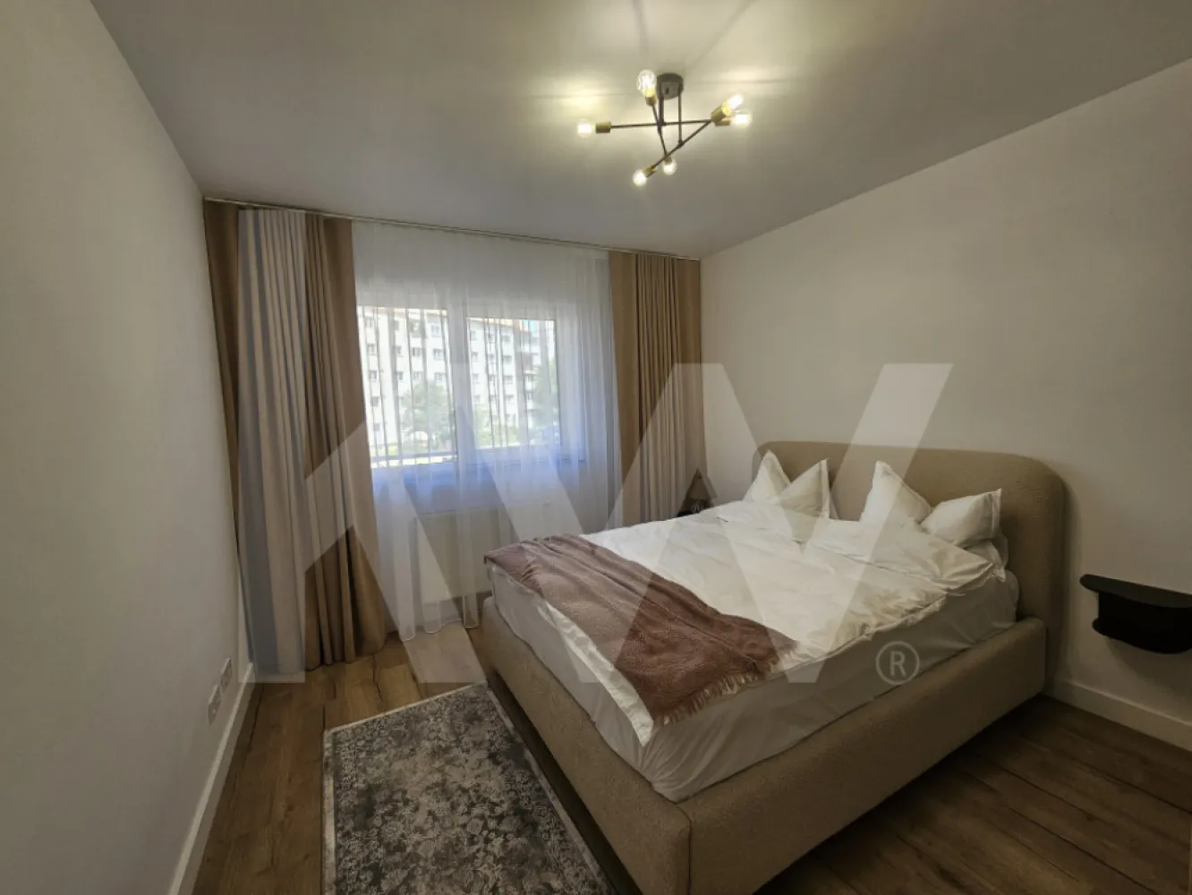 Apartament 2 camere complet mobilat - Ti-ai imaginat vreodata cum ar fi sa ai totul la doi pasi - magazine, scoli, parcuri, mall - chiar in inima uneia dintre cele mai cautate zone din Sibiu? Dacă răspunsul tău e "DA!", îți propunem un apartament cu 2 camere situat într-un ansamblu rezidențial nou, in zona Rahovei. Imobilul are o suprafață utilă de 60 mp+balcon și este compartimentat astfel: - living open-space cu ieșire pe balcon - dormitor - baie - balcon - loc de parcare subteran sau suprateran (contra cost). 
Predarea acestui apartament se face complet mobilat așa cum se vede in poze. Regimul de inaltime al blocului este P+11 etaje, la parter fiind amenajate spatii comerciale. Înainte de toate, punem accentul pe calitate și dorim să oferim clienților o locuință sigură, de aceea folosim doar materiale de construcții de bună calitate și suntem atenți la toate detaliile și etapele de execuție ale construcțiilor. Decizia cumpărării unui apartament nou, este o investiție pe termen lung, iar într-o zona că aceasta, cu siguranță va genera cerere pentru închiriere. Preturile sunt afisate in descriere. Clasa energetica A. Modalitati de plata acceptate: Cash si prin credit ipotecar cu minim 15% avans. *Pozele sunt cu titlu de prezentare dintr-un apartament mobilat. Pentru mai multe detalii va stam la dispozitie la numarul de telefon afisat!