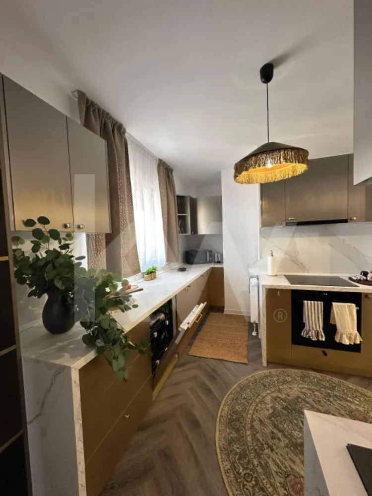 Apartament de lux de închiriat - Descoperă confortul unui apartament premium, amenajat cu bun gust și atenție la detalii, ideal pentru cei care apreciază calitatea și rafinamentul.

📍 Localizare: zonă liniștită, cu acces rapid către toate punctele de interes ale orașului
🏠 Compartimentare practică: 2 dormitoare spațioase, living generos, 2 băi moderne, bucătărie complet utilată
🛋️ Mobilat complet și elegant, cu dotări premium
🛁 Baie cu design contemporan – finisaje moderne, mașină de spălat rufe, obiecte sanitare suspendate
🛏️ Dormitor luminos și confortabil, cu pat matrimonial, dressing generos și birou de lucru
🪟 Lumini ambientale, perdele și draperii, electrocasnice de top
🅿️ Posibilitate de parcare

🔑 Disponibil imediat
Contactați-ne pentru o vizionare!