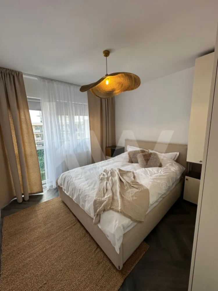 Apartament de lux de închiriat - Descoperă confortul unui apartament premium, amenajat cu bun gust și atenție la detalii, ideal pentru cei care apreciază calitatea și rafinamentul.

📍 Localizare: zonă liniștită, cu acces rapid către toate punctele de interes ale orașului
🏠 Compartimentare practică: 2 dormitoare spațioase, living generos, 2 băi moderne, bucătărie complet utilată
🛋️ Mobilat complet și elegant, cu dotări premium
🛁 Baie cu design contemporan – finisaje moderne, mașină de spălat rufe, obiecte sanitare suspendate
🛏️ Dormitor luminos și confortabil, cu pat matrimonial, dressing generos și birou de lucru
🪟 Lumini ambientale, perdele și draperii, electrocasnice de top
🅿️ Posibilitate de parcare

🔑 Disponibil imediat
Contactați-ne pentru o vizionare!