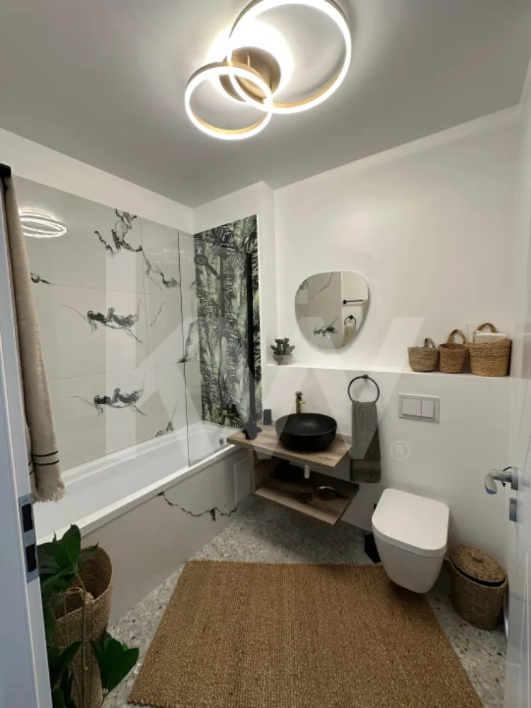 Apartament de lux de închiriat - Descoperă confortul unui apartament premium, amenajat cu bun gust și atenție la detalii, ideal pentru cei care apreciază calitatea și rafinamentul.

📍 Localizare: zonă liniștită, cu acces rapid către toate punctele de interes ale orașului
🏠 Compartimentare practică: 2 dormitoare spațioase, living generos, 2 băi moderne, bucătărie complet utilată
🛋️ Mobilat complet și elegant, cu dotări premium
🛁 Baie cu design contemporan – finisaje moderne, mașină de spălat rufe, obiecte sanitare suspendate
🛏️ Dormitor luminos și confortabil, cu pat matrimonial, dressing generos și birou de lucru
🪟 Lumini ambientale, perdele și draperii, electrocasnice de top
🅿️ Posibilitate de parcare

🔑 Disponibil imediat
Contactați-ne pentru o vizionare!