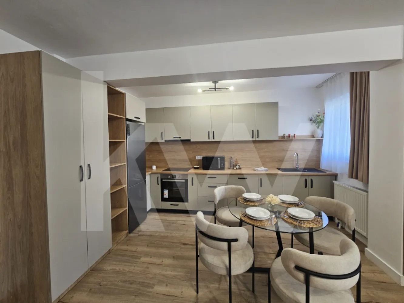 Apartament 2 camere complet mobilat - Ti-ai imaginat vreodata cum ar fi sa ai totul la doi pasi - magazine, scoli, parcuri, mall - chiar in inima uneia dintre cele mai cautate zone din Sibiu? Dacă răspunsul tău e "DA!", îți propunem pentru închiriat un apartament cu 2 camere situat într-un ansamblu rezidențial nou, in zona Rahovei. Imobilul are o suprafață utilă de 60 mp+balcon și este compartimentat astfel: - living open-space cu ieșire pe balcon - dormitor - baie - balcon - loc de parcare subteran sau suprateran (contra cost). 
Predarea acestui apartament se face complet mobilat așa cum se vede in poze. Regimul de inaltime al blocului este P+11 etaje, la parter fiind amenajate spatii comerciale. Înainte de toate, punem accentul pe calitate și dorim să oferim clienților o locuință sigură, de aceea folosim doar materiale de construcții de bună calitate și suntem atenți la toate detaliile și etapele de execuție ale construcțiilor. Clasa energetica A. Garanție contravaloarea unei chirii+o lună in avans.