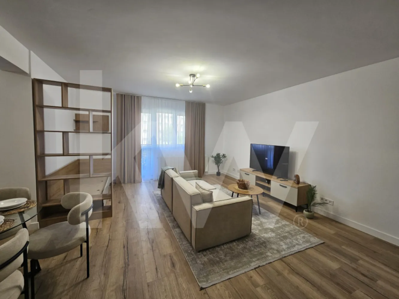 Apartament 2 camere complet mobilat - Ti-ai imaginat vreodata cum ar fi sa ai totul la doi pasi - magazine, scoli, parcuri, mall - chiar in inima uneia dintre cele mai cautate zone din Sibiu? Dacă răspunsul tău e "DA!", îți propunem pentru închiriat un apartament cu 2 camere situat într-un ansamblu rezidențial nou, in zona Rahovei. Imobilul are o suprafață utilă de 60 mp+balcon și este compartimentat astfel: - living open-space cu ieșire pe balcon - dormitor - baie - balcon - loc de parcare subteran sau suprateran (contra cost). 
Predarea acestui apartament se face complet mobilat așa cum se vede in poze. Regimul de inaltime al blocului este P+11 etaje, la parter fiind amenajate spatii comerciale. Înainte de toate, punem accentul pe calitate și dorim să oferim clienților o locuință sigură, de aceea folosim doar materiale de construcții de bună calitate și suntem atenți la toate detaliile și etapele de execuție ale construcțiilor. Clasa energetica A. Garanție contravaloarea unei chirii+o lună in avans.