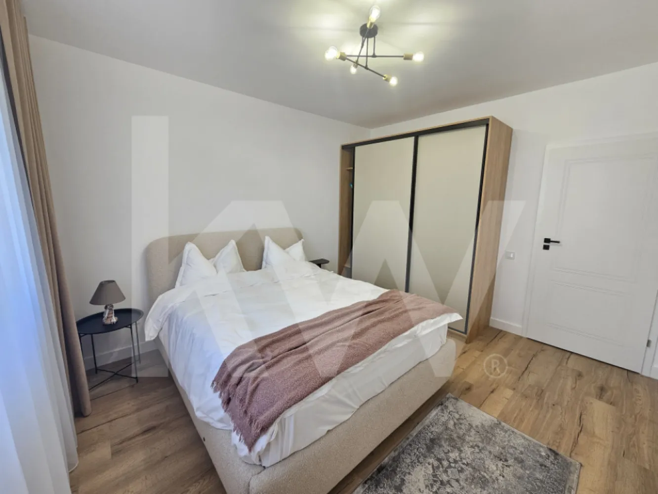 Apartament 2 camere complet mobilat - Ti-ai imaginat vreodata cum ar fi sa ai totul la doi pasi - magazine, scoli, parcuri, mall - chiar in inima uneia dintre cele mai cautate zone din Sibiu? Dacă răspunsul tău e "DA!", îți propunem pentru închiriat un apartament cu 2 camere situat într-un ansamblu rezidențial nou, in zona Rahovei. Imobilul are o suprafață utilă de 60 mp+balcon și este compartimentat astfel: - living open-space cu ieșire pe balcon - dormitor - baie - balcon - loc de parcare subteran sau suprateran (contra cost). 
Predarea acestui apartament se face complet mobilat așa cum se vede in poze. Regimul de inaltime al blocului este P+11 etaje, la parter fiind amenajate spatii comerciale. Înainte de toate, punem accentul pe calitate și dorim să oferim clienților o locuință sigură, de aceea folosim doar materiale de construcții de bună calitate și suntem atenți la toate detaliile și etapele de execuție ale construcțiilor. Clasa energetica A. Garanție contravaloarea unei chirii+o lună in avans.