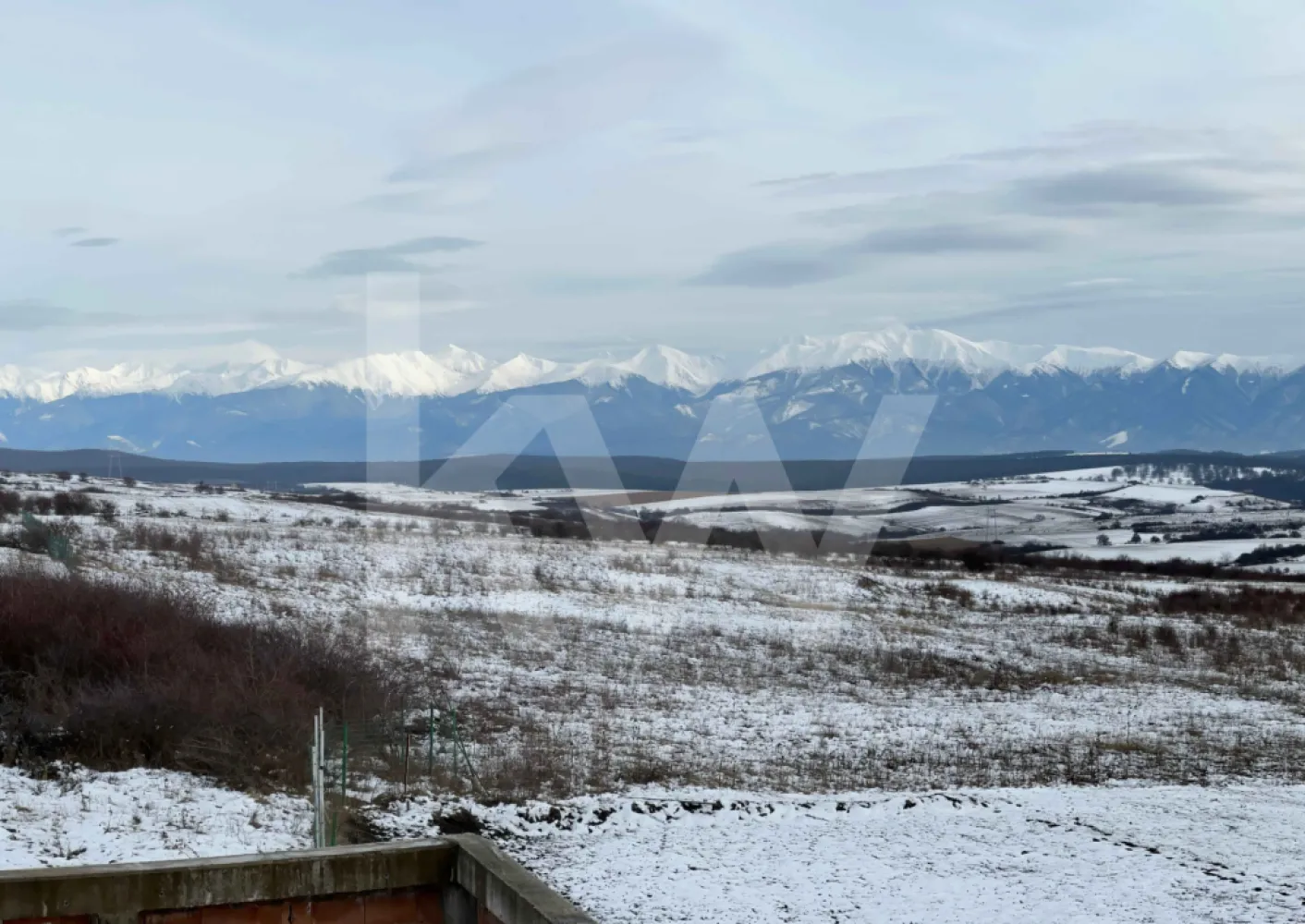 Vilă impresionantă cu vedere panoramică spre munți în cartier Bavaria - Vilă impresionantă cu vedere panoramică spre Munții Făgăraș și Cindrel în cartier Bavaria Stadt.

Această casă individuală complet decomandată oferă intimitate, spațiu generos și vedere panoramică deschisă spre Munții Făgăraș și Cindrel. Reședința a fost poziționată intenționat pentru a primi lumina naturală pe tot parcursul zilei, aducând lumină în casă de la răsărit până la apus. Ferestrele mari susțin spațiile interioare luminoase și o conexiune neîntreruptă cu peisajul înconjurător.

Proprietatea beneficiază de accesibilitate ridicată, fiind situată la aproximativ șapte minute de mers cu mașina de centrul Sibiului și la zece până la doisprezece minute de mers cu mașina de Aeroportul Internațional Sibiu, folosind autostrada națională.

Proprietatea se află la stadiul "roșu" și se vinde exact cum se vede în poze, cu autorizație de construire, iar stadiul acesteia poate fi menționat la cerere în CF.

Prezentare generală
Suprafața terenului 504 mp
Suprafața construită 453,60 mp
Suprafața utilă a casei 176,40 mp
Structură formată din subsol, parter și etaj (S+P+E)
Construcție complet detașată, fără clădiri alăturate compusă din:

Parter
Zonă de living și de luat masa cu acces direct la terasă și grădină
Bucătărie cu cămară de depozitare a alimentelor atașată
Un dormitor cu baie privată
Spațiu de birou separat
Cameră separată de rugăciune sau meditație
Baie pentru oaspeți

Etajul 1
Trei dormitoare, fiecare cu baie individuală
Balcoane cu vedere panoramică spre munți
Holuri spațioase cu iluminate natural
Bibliotecă cu vedere panoramică spre munți.

Subsol
Cameră tehnică, de depozitare și spălătorie
A doua baie pentru oaspeți

Exterior și acces
Zonă dedicată de drop-off (zonă acoperită unde pasagerii pot coborî confortabil)
Intrare separată pentru vehicule
Intrare pietonală independentă
Parcare în curte pentru trei vehicule
Terasă și zonă de grătar potrivite pentru viața în aer liber și zonă de relaxare

Stil de viață și locație
Un echilibru rar între intimitate, vedere la munte și confort zilnic, oferind un trai rezidențial liniștit, rămânând în același timp aproape de accesul la oraș și de conectivitatea la aeroport.

Contactați-ne pentru mai multe fotografii, informații, și vizionări.