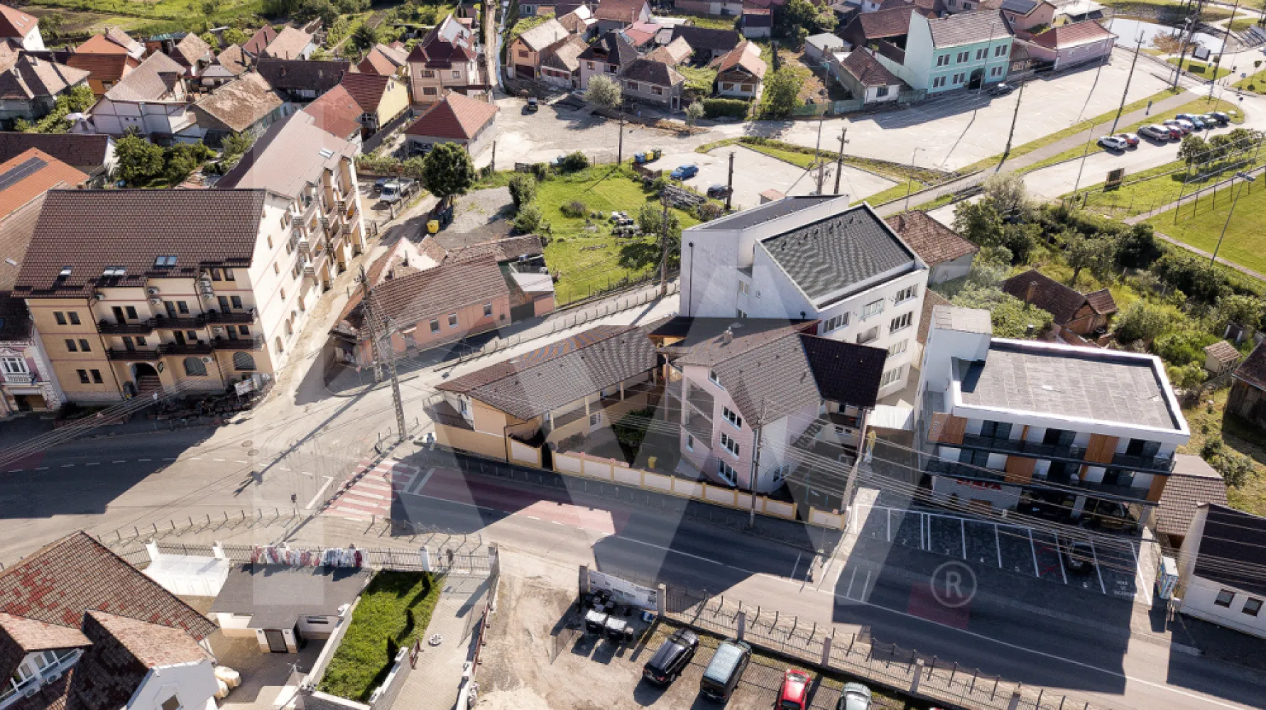 De vânzare – Imobil cu potențial turistic și rezidențial în Ocna Sibiului - De vânzare – Imobil cu potențial turistic și rezidențial în Ocna Sibiului, zonă centrală, vedere panoramică spre Ștrand

O oportunitate excelentă de investiție în stațiunea Ocna Sibiului, renumită pentru lacurile sale saline cu proprietăți terapeutice!

🔹 Imobilul este compus din două clădiri distincte:

Clădirea 1 - în suprafață utilă de  324 mp :

•⁠  ⁠3 apartamente spațioase,  situat fiecare apartament pe câte un etaj, compuse din 3 camere, bucătărie și baie
•⁠  ⁠Acces separat pentru fiecare nivel, atât pe interior cât și pe exterior
•⁠  ⁠Mobilate complet, pregătite pentru locuire sau închiriere

Clădirea 2 - în suprafață utilă de 197 mp :

•⁠  ⁠Parter: spațiu ideal pentru magazin, cafenea, recepție sau birou
•⁠  ⁠Etaj: 4 camere din care 3 camere cu băi proprii – perfecte pentru închiriere în regim hotelier sau pentru personal auxiliar

✅ Vedere panoramică deosebită spre zona lacurilor saline
✅ Zonă centrală, cu acces rapid la toate punctele de interes din stațiune
✅ Posibilitate de dezvoltare a unei afaceri turistice în regim hotelier
✅ Imobilul se vinde mobilat, pregătit pentru utilizare imediată

Informații  despre stațiunea Ocna Sibiului

Ocna Sibiului este una dintre cele mai cunoscute stațiuni balneoclimaterice din România, situată la doar 15 km de municipiul Sibiu. Este celebră pentru lacurile sale saline naturale formate pe vechile exploatări de sare, cu concentrații ridicate de sare și nămol sapropelic cu efecte terapeutice remarcabile.

Aici se tratează afecțiuni reumatice, dermatologice, respiratorii și ginecologice, iar zona atrage anual mii de turiști în căutare de relaxare, sănătate și natură.

Un loc cu istorie, tradiție și un potențial turistic în continuă dezvoltare – perfect pentru o investiție sigură!

 Pentru mai multe detalii și programări la vizionare, nu ezitați să ne contactați!