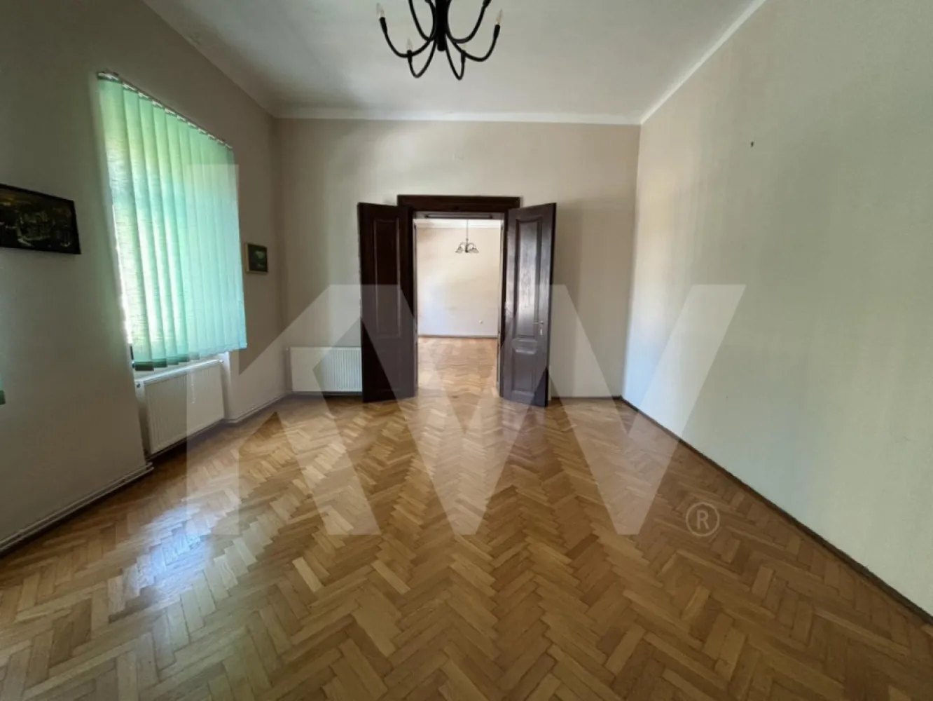 Închiriere apartament 2 camere - 64 mp – Ultracentral - Vă propunem spre închiriere un apartament de  2 camere în suprafață utilă de 73 mp situat într-o zonă centrală a Sibiului, pe Strada Doctor Ion Rațiu. 
 Locație Premium – Ultracentral, Sibiu
Spațiul este ideal pentru activități de birou, situat într-o zonă ultracentrală, cu acces facil la toate punctele de interes din oraș.
Detalii spațiu:
	Suprafață totală utilă: 73 mp
	Compartimentare: 2 camere mari și luminoase, hol generos, baie
	Acces prin curte interioară – intrare securizată cu interfon
	Spațiul este luminos, aerisit și oferă un cadru profesional și plăcut.

 Ideal pentru: birouri de avocatură, contabilitate, arhitectură, IT, psihologie, consultanță, etc.
 Chirie lunară: 600 EUR
 Garanția solicitată de către proprietar este echivalentul a 2 chirii lunare.

 Disponibil imediat
 Pentru mai multe detalii sau pentru a programa o vizionare, vă rugăm să ne contactați!