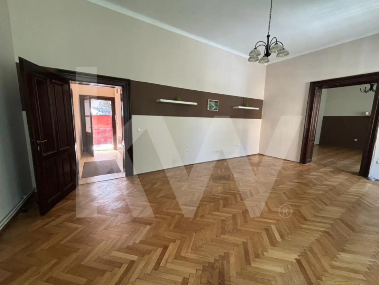 Închiriere apartament 2 camere - 64 mp – Ultracentral - Vă propunem spre închiriere un apartament de  2 camere în suprafață utilă de 73 mp situat într-o zonă centrală a Sibiului, pe Strada Doctor Ion Rațiu. 
 Locație Premium – Ultracentral, Sibiu
Spațiul este ideal pentru activități de birou, situat într-o zonă ultracentrală, cu acces facil la toate punctele de interes din oraș.
Detalii spațiu:
	Suprafață totală utilă: 73 mp
	Compartimentare: 2 camere mari și luminoase, hol generos, baie
	Acces prin curte interioară – intrare securizată cu interfon
	Spațiul este luminos, aerisit și oferă un cadru profesional și plăcut.

 Ideal pentru: birouri de avocatură, contabilitate, arhitectură, IT, psihologie, consultanță, etc.
 Chirie lunară: 600 EUR
 Garanția solicitată de către proprietar este echivalentul a 2 chirii lunare.

 Disponibil imediat
 Pentru mai multe detalii sau pentru a programa o vizionare, vă rugăm să ne contactați!