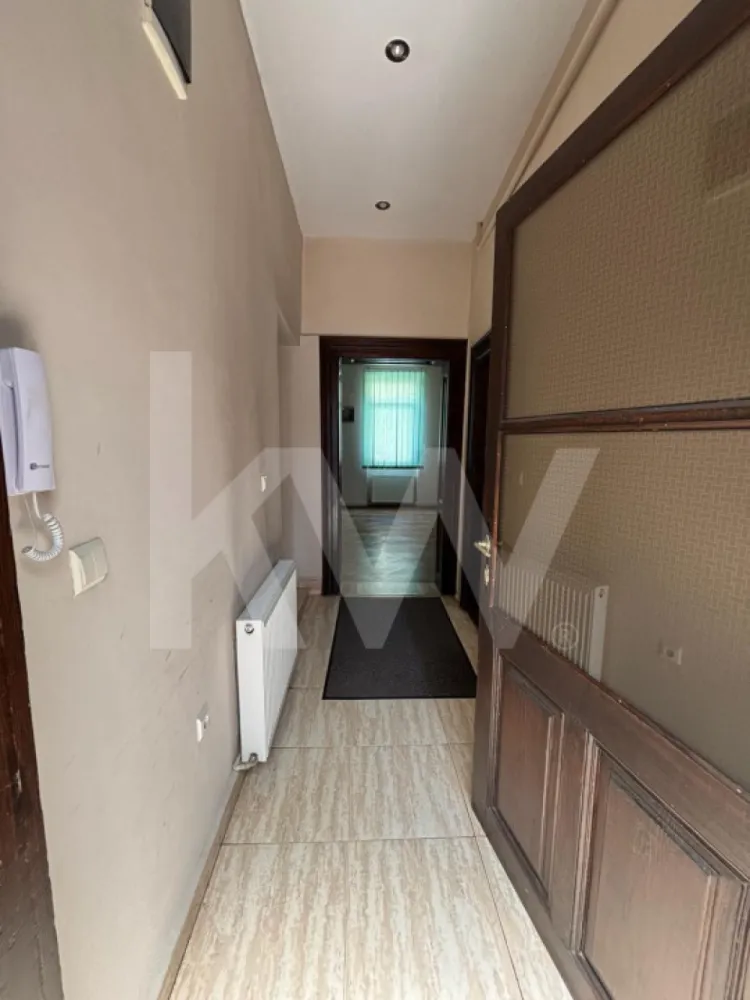 Închiriere apartament 2 camere - 64 mp – Ultracentral - Vă propunem spre închiriere un apartament de  2 camere în suprafață utilă de 73 mp situat într-o zonă centrală a Sibiului, pe Strada Doctor Ion Rațiu. 
 Locație Premium – Ultracentral, Sibiu
Spațiul este ideal pentru activități de birou, situat într-o zonă ultracentrală, cu acces facil la toate punctele de interes din oraș.
Detalii spațiu:
	Suprafață totală utilă: 73 mp
	Compartimentare: 2 camere mari și luminoase, hol generos, baie
	Acces prin curte interioară – intrare securizată cu interfon
	Spațiul este luminos, aerisit și oferă un cadru profesional și plăcut.

 Ideal pentru: birouri de avocatură, contabilitate, arhitectură, IT, psihologie, consultanță, etc.
 Chirie lunară: 600 EUR
 Garanția solicitată de către proprietar este echivalentul a 2 chirii lunare.

 Disponibil imediat
 Pentru mai multe detalii sau pentru a programa o vizionare, vă rugăm să ne contactați!