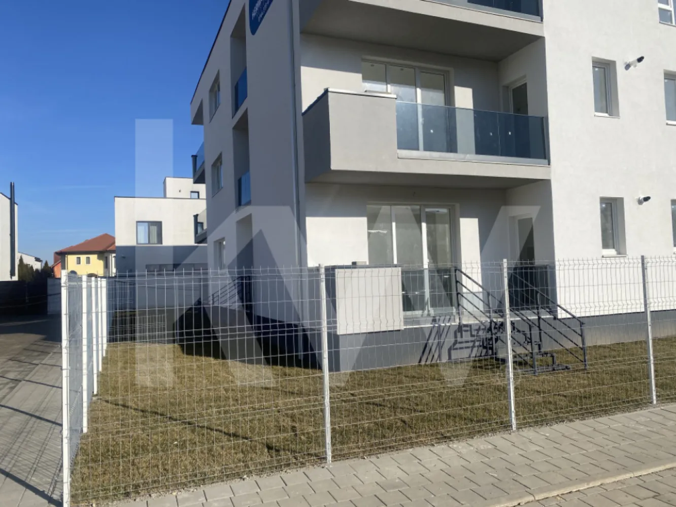 Apartament FINISAT 2 camere balcon parcare zona Pictor Brana Selimbar - Va prezentam un apartament modern cu 2 camere in Selimbar, Sibiu, un loc in care fiecare detaliu conteaza si fiecare moment petrecut acasa devine valoros. 

Aceasta locuinta nu este doar un spatiu, ci un cadru unde linistea, confortul si siguranta se imbina armonios, oferindu-va oportunitatea de a trai asa cum meritati. Apartamentul are o suprafata utila de 47,07 mp + balcon de 3,38mp, utila totala de 50,45mp, este decomandat si se afla la etajul 2 al unui imobil cu regim de inaltime P+2E, finalizat in perioada 2024 – 2025, proiectat cu grija pentru a valorifica fiecare metru patrat si pentru a oferi un echilibru perfect intre spatiile de zi si cele de odihna. Locuinta dispune de un dormitor spatios, un living cu bucatarie open space, o baie moderna si un balcon generos, unde puteti savura momente de relaxare si aer curat, un loc in care fiecare zi incepe cu energie si optimism. Constructia beneficiaza de centrala termica proprie si calorifere, izolatie exterioara completa, tamplarie PVC cu geam termopan, pardoseli din parchet si gresie de calitate, usi interioare Porta Doors premium si usa metalica la intrare, toate concepute pentru durabilitate si confort. Apartamentul se preda la cheie, oferind libertatea de a-l personaliza dupa propriul stil, iar bucataria nemobilata permite amenajarea exact asa cum va doriti. Instalatiile termice, sanitare si electrice sunt finalizate, iar centrala in condensatie este deja montata, asigurandu-va un start simplu si fara griji. Materialele utilizate sunt de cea mai buna calitate, provenind de la producatori recunoscuti precum Holcim, Wienerberger – Porotherm, Bramac, Immergas si Salamander, iar ansamblul include loc de parcare, spatii verzi amenajate si alei pavate, cu cladire finalizata la exterior si finisaje moderne. 

Pozitia strategica va ofera acces rapid catre centre comerciale importante, scoli, gradinite si zone verzi, combinand linistea cu conectivitatea. Acest apartament reprezinta mai mult decat o achizitie – este o alegere inspirata, o oportunitate de a trai intr-un spatiu modern, sigur si confortabil sau de a investi intr-un viitor stabil si valoros. 

Pentru informatii suplimentare sau pentru programarea unei vizionari, va rugam sa ne contactati si sa descoperiti cum poate acest apartament sa devina locul in care viata voastra capata valoare.