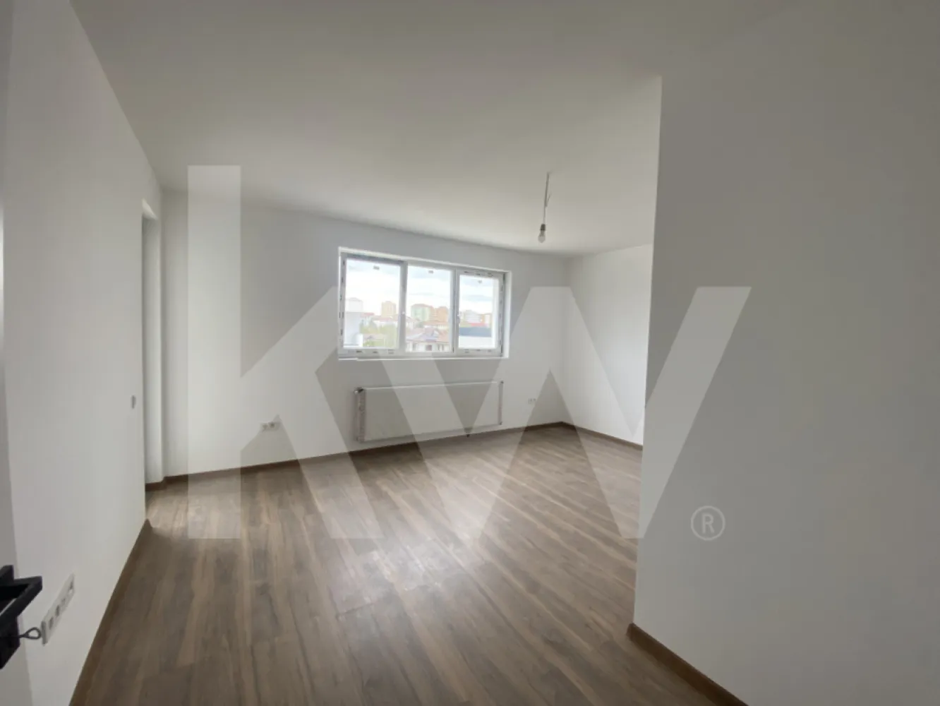 Apartament de vanzare 3 camere balcon terasa parcare Selimbar Sibiu - Apartament cu 3 Camere de Vanzare in Selimbar, Sibiu.
Daca iti doresti o locuinta luminoasa, spatioasa si gandita practic, acest apartament cu 3 camere din Selimbar poate fi exact ceea ce cauti. Parte dintr-un ansamblu rezidential nou, construit cu responsabilitate si atentie la detalii, locuinta imbina confortul modern cu siguranta unei investitii pe termen lung.
Cu o suprafata utila de 77 mp + balcon si terasa insuprafata de 9,13mp, suprafata utila totala de 86,13mp, apartamentul este decomandat si se afla la etajul 2 al unei cladiri elegante cu regim P+2E, finalizata in perioada 2024 – 2025.

Compartimentarea a fost gandita pentru a oferi echilibru intre spatiile de zi si cele de odihna:
2 dormitoare generoase si luminoase,
living primitor, perfect pentru timp petrecut in familie,
bucatarie separata, cu spatiu suficient pentru amenajare dupa propriul gust,
1 baie spatioasa,
balcon si terasa unde te poti bucura de aer curat,
dressing practic, integrat in planul locuintei.

Calitate si detalii care conteaza:
Incalzire prin centrala termica proprie si calorifere,
Izolatie exterioara eficienta, pentru confort termic ridicat,
Tamplarie PVC cu geam termopan,
Pardoseli din parchet si gresie de calitate,
Usi interioare Porta Doors, usa metalica de acces.
Finisaje si dotari:
Se preda la cheie, complet pregatit pentru amenajare.
Bucatarie nemobilata, instalatii termice si electrice finalizate, centrala in condensatie, pereti finisati cu lavabil si faianta in zonele umede – totul gandit pentru un start simplu si rapid.
Proiectul este dezvoltat cu materiale premium si solutii durabile – Holcim, Wienerberger – Porotherm, Bramac, Immergas, Salamander.
Include loc de parcare propriu, spatii verzi si alei pavate. Zona este linistita, dar cu acces rapid catre centre comerciale importante (Kaufland, Auchan, Promenada Mall), scoli si gradinite. Pentru ca este o locuinta completa – spatiu, lumina, finisaje si locatie excelenta. Un apartament care iti ofera libertatea de a te muta imediat sau de a-l transforma intr-o investitie profitabila.

Daca iti doresti o vizionare sau mai multe detalii, contacteaza-ne.
Apartamentele disponibile in acest ansamblu se vand rapid – iar acest tip de configuratie este printre cele mai cautate.