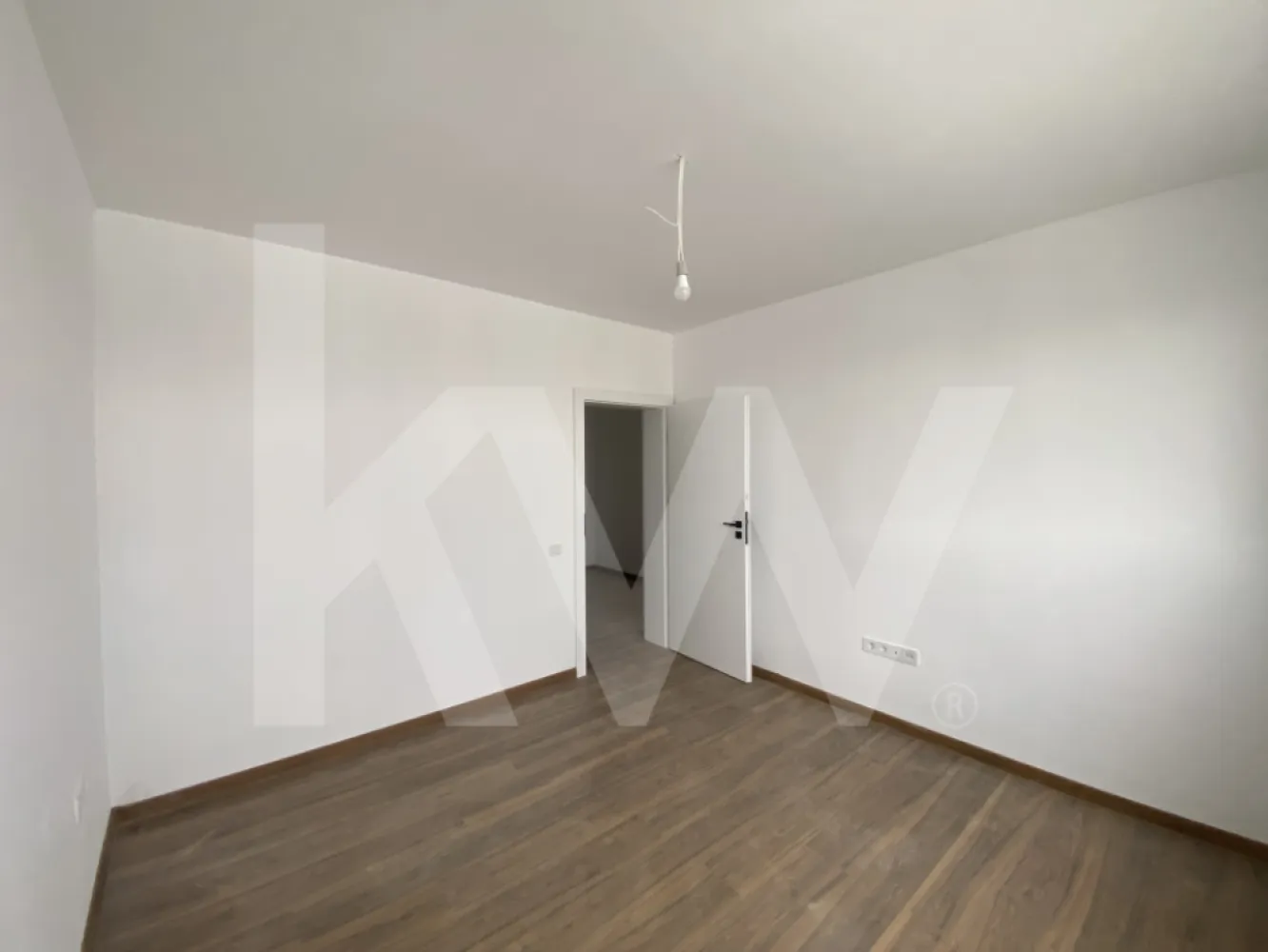 Apartament de vanzare 3 camere balcon terasa parcare Selimbar Sibiu - Apartament cu 3 Camere de Vanzare in Selimbar, Sibiu.
Daca iti doresti o locuinta luminoasa, spatioasa si gandita practic, acest apartament cu 3 camere din Selimbar poate fi exact ceea ce cauti. Parte dintr-un ansamblu rezidential nou, construit cu responsabilitate si atentie la detalii, locuinta imbina confortul modern cu siguranta unei investitii pe termen lung.
Cu o suprafata utila de 77 mp + balcon si terasa insuprafata de 9,13mp, suprafata utila totala de 86,13mp, apartamentul este decomandat si se afla la etajul 2 al unei cladiri elegante cu regim P+2E, finalizata in perioada 2024 – 2025.

Compartimentarea a fost gandita pentru a oferi echilibru intre spatiile de zi si cele de odihna:
2 dormitoare generoase si luminoase,
living primitor, perfect pentru timp petrecut in familie,
bucatarie separata, cu spatiu suficient pentru amenajare dupa propriul gust,
1 baie spatioasa,
balcon si terasa unde te poti bucura de aer curat,
dressing practic, integrat in planul locuintei.

Calitate si detalii care conteaza:
Incalzire prin centrala termica proprie si calorifere,
Izolatie exterioara eficienta, pentru confort termic ridicat,
Tamplarie PVC cu geam termopan,
Pardoseli din parchet si gresie de calitate,
Usi interioare Porta Doors, usa metalica de acces.
Finisaje si dotari:
Se preda la cheie, complet pregatit pentru amenajare.
Bucatarie nemobilata, instalatii termice si electrice finalizate, centrala in condensatie, pereti finisati cu lavabil si faianta in zonele umede – totul gandit pentru un start simplu si rapid.
Proiectul este dezvoltat cu materiale premium si solutii durabile – Holcim, Wienerberger – Porotherm, Bramac, Immergas, Salamander.
Include loc de parcare propriu, spatii verzi si alei pavate. Zona este linistita, dar cu acces rapid catre centre comerciale importante (Kaufland, Auchan, Promenada Mall), scoli si gradinite. Pentru ca este o locuinta completa – spatiu, lumina, finisaje si locatie excelenta. Un apartament care iti ofera libertatea de a te muta imediat sau de a-l transforma intr-o investitie profitabila.

Daca iti doresti o vizionare sau mai multe detalii, contacteaza-ne.
Apartamentele disponibile in acest ansamblu se vand rapid – iar acest tip de configuratie este printre cele mai cautate.