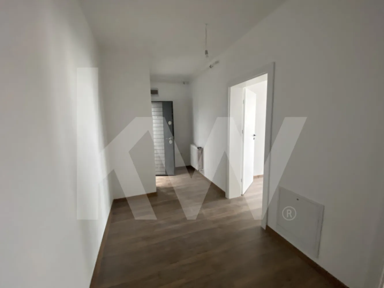 Apartament 2 camere 72mpu totali balcon parcare zona Selimbar Sibiu - Apartament cu 2 Camere de Vanzare in Selimbar, Sibiu – Investitie Inteligenta.
Nu rata sansa! Acest apartament modern cu 2 camere din Selimbar, Sibiu, nu este doar un loc de locuit – este o decizie financiara inteligenta si o alegere calculata pentru cei care stiu sa valorifice oportunitatile reale.

Detalii cheie:
Suprafata utila: 62 mp + 10,44mp balcon, utila totala de 72,44mp.
Compartimentare: decomandat.
Etaj: 2 din P+2E.
Constructie: 2024–2025, materiale premium.

Structura apartamentului:
Dormitor generos – spatiu pentru relaxare si odihna.
Living luminos – inima casei tale.
Bucatarie open space, pregatita pentru amenajare dupa stilul tau.
Baie complet utilata si finisata.
Balcon mare – timp pentru relaxare.

Dotari si finisaje de top:
Incalzire: centrala termica proprie, calorifere performante.
Izolatie termica exterioara completă.
Tamplarie PVC cu geam termopan.
Pardoseli: parchet + gresie premium.
Usi interioare Porta Doors, usa metalica la intrare.
Apartamentul se preda la cheie, gata pentru personalizare.

Avantaje ale ansamblului rezidential:
Materiale de constructie premium: Holcim, Wienerberger, Bramac, Immergas, Salamander.
Loc de parcare inclus.
Spatii verzi amenajate, alei pavate.
Acces rapid la Kaufland, Auchan, Carrefour, Promenada Mall, scoli si gradinite.

De ce trebuie sa actionezi acum:
Acest apartament combina pozitia strategica, calitatea premium si siguranta investitiei. Cererea este ridicata, ofertele bune nu asteapta. Daca vrei un apartament modern in Selimbar sau o investitie sigura cu randament rapid, acesta este momentul sa iei decizia corecta.

Programeaza vizionarea acum si fii cu un pas inaintea tuturor.