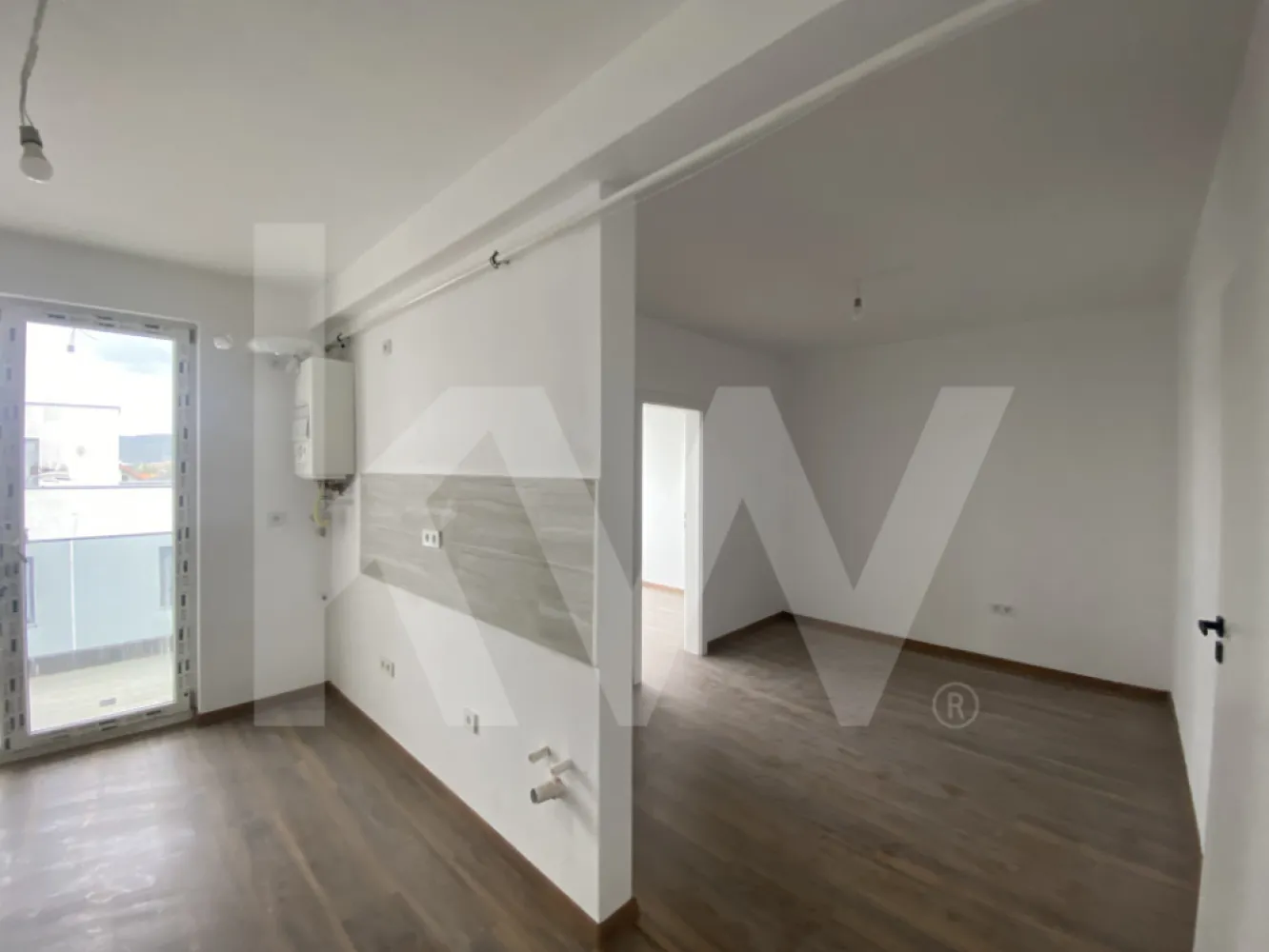 Apartament 2 camere 72mpu totali balcon parcare zona Selimbar Sibiu - Apartament cu 2 Camere de Vanzare in Selimbar, Sibiu – Investitie Inteligenta.
Nu rata sansa! Acest apartament modern cu 2 camere din Selimbar, Sibiu, nu este doar un loc de locuit – este o decizie financiara inteligenta si o alegere calculata pentru cei care stiu sa valorifice oportunitatile reale.

Detalii cheie:
Suprafata utila: 62 mp + 10,44mp balcon, utila totala de 72,44mp.
Compartimentare: decomandat.
Etaj: 2 din P+2E.
Constructie: 2024–2025, materiale premium.

Structura apartamentului:
Dormitor generos – spatiu pentru relaxare si odihna.
Living luminos – inima casei tale.
Bucatarie open space, pregatita pentru amenajare dupa stilul tau.
Baie complet utilata si finisata.
Balcon mare – timp pentru relaxare.

Dotari si finisaje de top:
Incalzire: centrala termica proprie, calorifere performante.
Izolatie termica exterioara completă.
Tamplarie PVC cu geam termopan.
Pardoseli: parchet + gresie premium.
Usi interioare Porta Doors, usa metalica la intrare.
Apartamentul se preda la cheie, gata pentru personalizare.

Avantaje ale ansamblului rezidential:
Materiale de constructie premium: Holcim, Wienerberger, Bramac, Immergas, Salamander.
Loc de parcare inclus.
Spatii verzi amenajate, alei pavate.
Acces rapid la Kaufland, Auchan, Carrefour, Promenada Mall, scoli si gradinite.

De ce trebuie sa actionezi acum:
Acest apartament combina pozitia strategica, calitatea premium si siguranta investitiei. Cererea este ridicata, ofertele bune nu asteapta. Daca vrei un apartament modern in Selimbar sau o investitie sigura cu randament rapid, acesta este momentul sa iei decizia corecta.

Programeaza vizionarea acum si fii cu un pas inaintea tuturor.