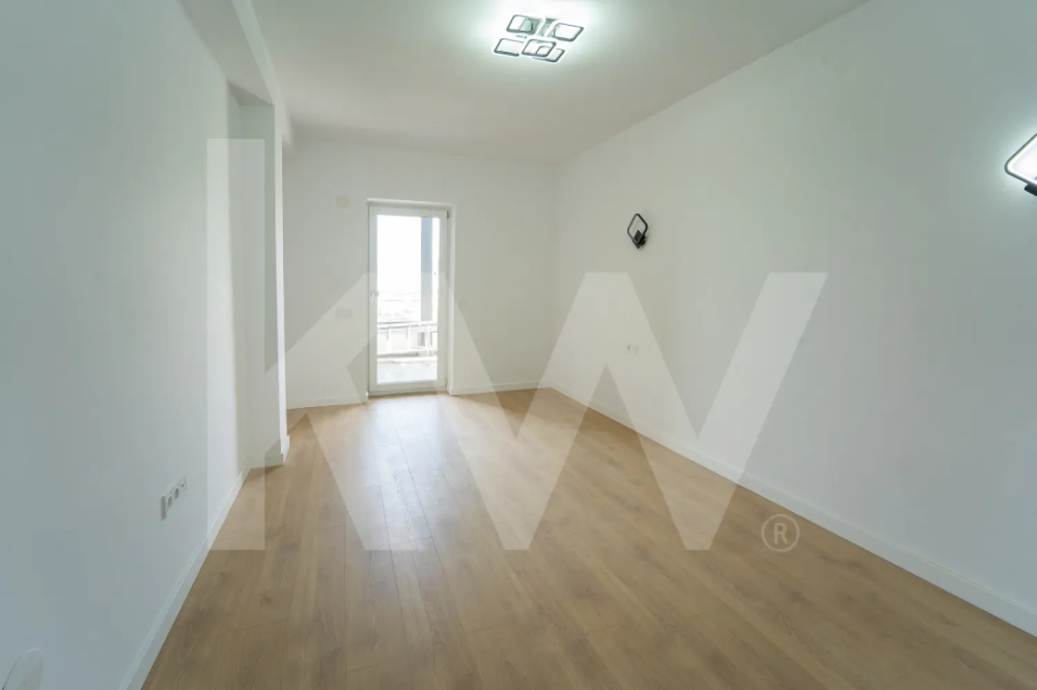 Apartament 3 camere - finisat la cheie, intabulat - Imobilul este intabulat, se preda la alb, are o suprafata utila de 101,90 mp si beneficiaza de o logie cu suprafata de 7,42 mp.

Descriere penthouse:

- etaj 2/2

- living cu inaltime de 5.6 m

- incalzire in pardoseala

- jaluzele electrice

- 2 bai

- loc de parcare

- multa lumina naturala si vedere catre munti

- logie cu sticla securizata si sistem de captare al apelor

- orientare sudica

- predare la stadiul de finisat la cheie

- izolatie cu vata bazaltica

- granit pe casa scarii

- penthouse confort lux.

Avantaje 

- ocupare teritoriala eficienta, 45% spatii verzi

- larice siberian si piatra naturala aplicate pe exteriorul vilelor

- locuri de joaca amenajate de dezvoltator in cadrul ansamblului.

- acces facil, lipsit de ambuteiaje rutiere

- 4 cai de acces

- cartier rezidential nou.

Acest imobil poate fi achizitionat atat din surse proprii, cat si cu ajutorul unui credit bancar.

Programeaza o vizionare oricand!