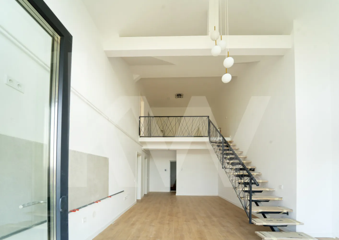 Apartament 3 camere - finisat la cheie, intabulat - Imobilul este intabulat, se preda la alb, are o suprafata utila de 101,90 mp si beneficiaza de o logie cu suprafata de 7,42 mp.

Descriere penthouse:

- etaj 2/2

- living cu inaltime de 5.6 m

- incalzire in pardoseala

- jaluzele electrice

- 2 bai

- loc de parcare

- multa lumina naturala si vedere catre munti

- logie cu sticla securizata si sistem de captare al apelor

- orientare sudica

- predare la stadiul de finisat la cheie

- izolatie cu vata bazaltica

- granit pe casa scarii

- penthouse confort lux.

Avantaje 

- ocupare teritoriala eficienta, 45% spatii verzi

- larice siberian si piatra naturala aplicate pe exteriorul vilelor

- locuri de joaca amenajate de dezvoltator in cadrul ansamblului.

- acces facil, lipsit de ambuteiaje rutiere

- 4 cai de acces

- cartier rezidential nou.

Acest imobil poate fi achizitionat atat din surse proprii, cat si cu ajutorul unui credit bancar.

Programeaza o vizionare oricand!