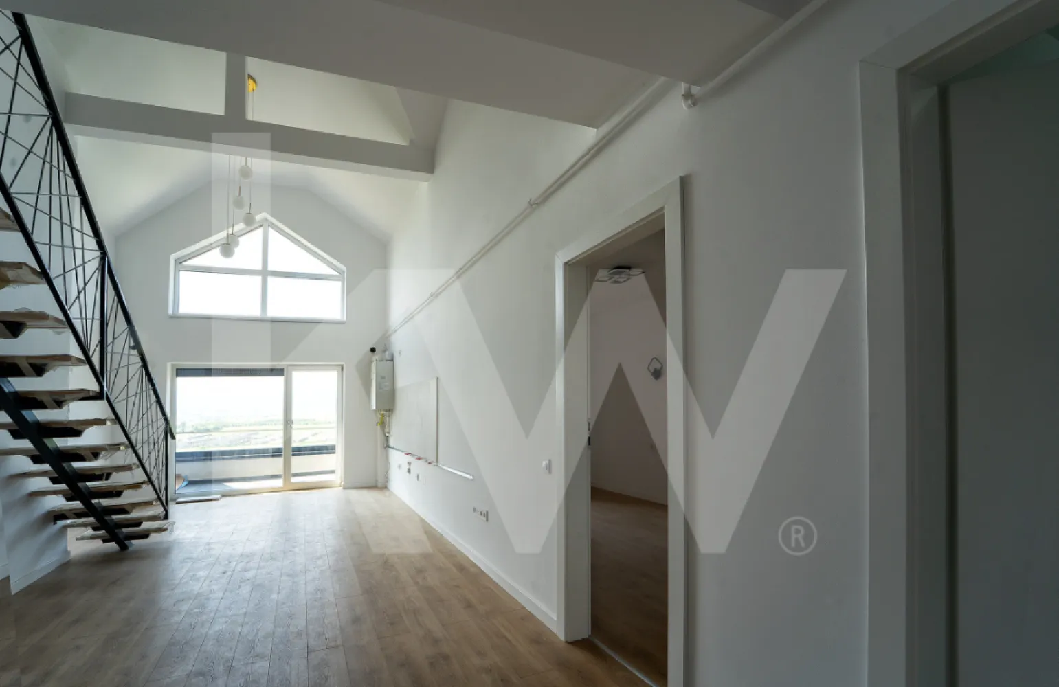 Apartament 3 camere - finisat la cheie, intabulat - Imobilul este intabulat, se preda la alb, are o suprafata utila de 101,90 mp si beneficiaza de o logie cu suprafata de 7,42 mp.

Descriere penthouse:

- etaj 2/2

- living cu inaltime de 5.6 m

- incalzire in pardoseala

- jaluzele electrice

- 2 bai

- loc de parcare

- multa lumina naturala si vedere catre munti

- logie cu sticla securizata si sistem de captare al apelor

- orientare sudica

- predare la stadiul de finisat la cheie

- izolatie cu vata bazaltica

- granit pe casa scarii

- penthouse confort lux.

Avantaje 

- ocupare teritoriala eficienta, 45% spatii verzi

- larice siberian si piatra naturala aplicate pe exteriorul vilelor

- locuri de joaca amenajate de dezvoltator in cadrul ansamblului.

- acces facil, lipsit de ambuteiaje rutiere

- 4 cai de acces

- cartier rezidential nou.

Acest imobil poate fi achizitionat atat din surse proprii, cat si cu ajutorul unui credit bancar.

Programeaza o vizionare oricand!