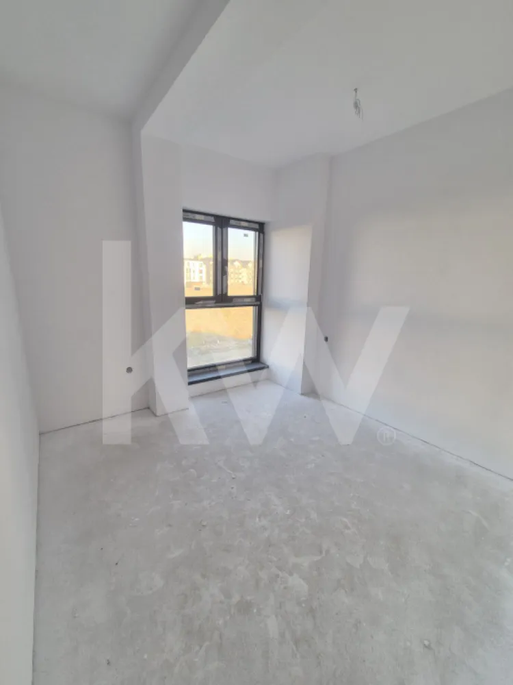 Apartament 3 camere - zona Dedeman Sibiu - Apartament de vânzare – Şelimbăr (zona Doamna Stanca – în spatele Dedeman)

Descoperă noul tău cămin situat într-o zonă liniștită și bine conectată – pe strada Doamna Stanca, în imediata apropiere de Shopping City Sibiu, Piața Rahovei și alte puncte de interes!

Tipuri de apartamente disponibile:
2 și 3 camere
Suprafață utilă 55 mp și 61 mp
Loc de parcare inclus în preț

Caracteristici ale ansamblului și ale apartamentelor:
Bloc cu regim de înălțime P + 6, dotat cu lift modern

Predare la cheie, cu finisaje de calitate superioară:
Gresie, faianță, parchet, uși de interior
Obiecte sanitare, prize și întrerupătoare incluse
Centrală termică în condensație Bosch
Încălzire în pardoseală
Geamuri termopan (6 camere, 3 foi de sticlă)
Ușă metalică la intrare
Spațiu de depozitare pe balcon

Toate utilitățile racordate

Posibilitate de achiziție prin credit ipotecar

Avantaje locație:

Acces facil la stații de autobuz, supermarketuri, școli, grădinițe, mall, piață

Zonă în continuă dezvoltare – ideală atât pentru locuit, cât și pentru investiție

Pret cu predare la cheie: 100.000 euro + TVA 
Pret cu predare la alb: 95.000 euro  + TVA 

Contactează-ne acum pentru vizionări și oferte personalizate! Nu rata ocazia de a te muta într-un apartament nou, modern, într-una dintre cele mai căutate zone din Sibiu!