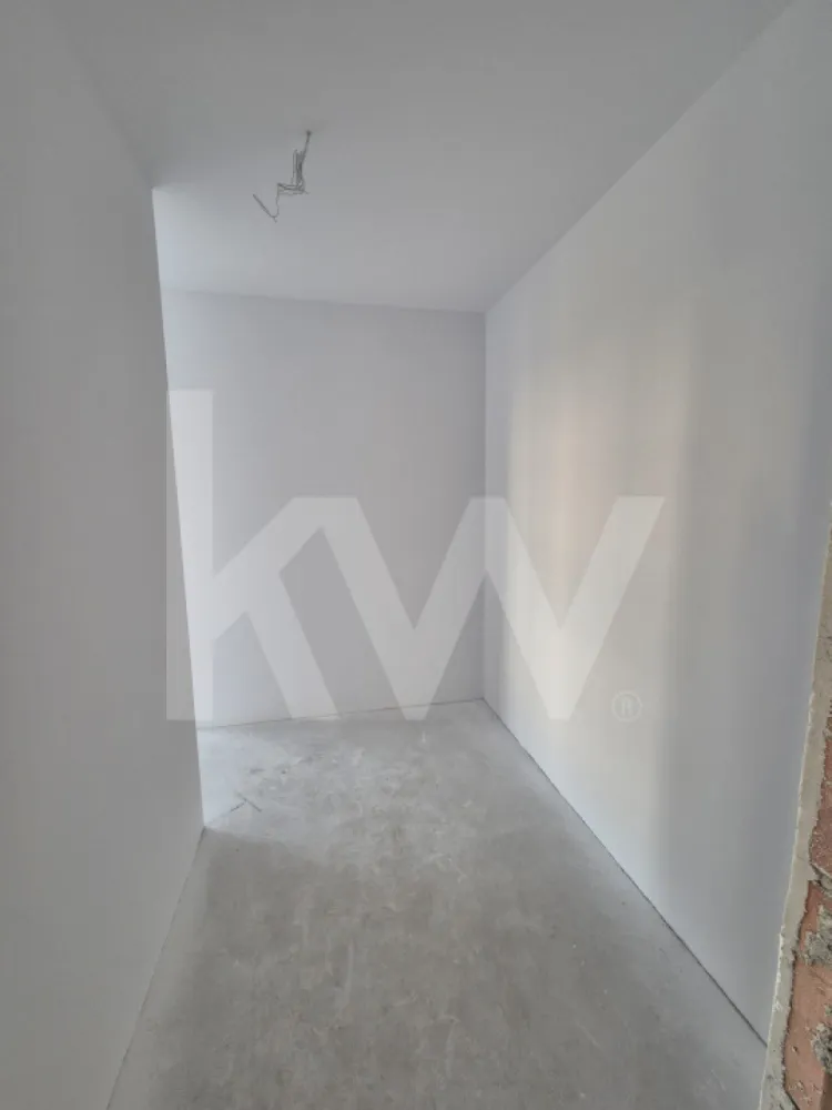 Apartament 3 camere - zona Dedeman Sibiu - Apartament de vânzare – Şelimbăr (zona Doamna Stanca – în spatele Dedeman)

Descoperă noul tău cămin situat într-o zonă liniștită și bine conectată – pe strada Doamna Stanca, în imediata apropiere de Shopping City Sibiu, Piața Rahovei și alte puncte de interes!

Tipuri de apartamente disponibile:
2 și 3 camere
Suprafață utilă 55 mp și 61 mp
Loc de parcare inclus în preț

Caracteristici ale ansamblului și ale apartamentelor:
Bloc cu regim de înălțime P + 6, dotat cu lift modern

Predare la cheie, cu finisaje de calitate superioară:
Gresie, faianță, parchet, uși de interior
Obiecte sanitare, prize și întrerupătoare incluse
Centrală termică în condensație Bosch
Încălzire în pardoseală
Geamuri termopan (6 camere, 3 foi de sticlă)
Ușă metalică la intrare
Spațiu de depozitare pe balcon

Toate utilitățile racordate

Posibilitate de achiziție prin credit ipotecar

Avantaje locație:

Acces facil la stații de autobuz, supermarketuri, școli, grădinițe, mall, piață

Zonă în continuă dezvoltare – ideală atât pentru locuit, cât și pentru investiție

Pret cu predare la cheie: 100.000 euro + TVA 
Pret cu predare la alb: 95.000 euro  + TVA 

Contactează-ne acum pentru vizionări și oferte personalizate! Nu rata ocazia de a te muta într-un apartament nou, modern, într-una dintre cele mai căutate zone din Sibiu!