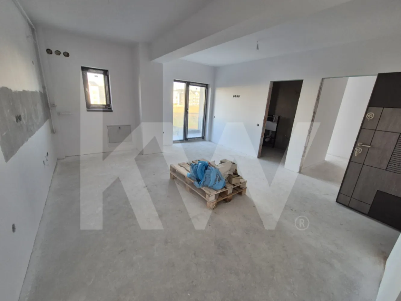 Apartament 3 camere - zona Dedeman Sibiu - Apartament de vânzare – Şelimbăr (zona Doamna Stanca – în spatele Dedeman)

Descoperă noul tău cămin situat într-o zonă liniștită și bine conectată – pe strada Doamna Stanca, în imediata apropiere de Shopping City Sibiu, Piața Rahovei și alte puncte de interes!

Tipuri de apartamente disponibile:
2 și 3 camere
Suprafață utilă 55 mp și 61 mp
Loc de parcare inclus în preț

Caracteristici ale ansamblului și ale apartamentelor:
Bloc cu regim de înălțime P + 6, dotat cu lift modern

Predare la cheie, cu finisaje de calitate superioară:
Gresie, faianță, parchet, uși de interior
Obiecte sanitare, prize și întrerupătoare incluse
Centrală termică în condensație Bosch
Încălzire în pardoseală
Geamuri termopan (6 camere, 3 foi de sticlă)
Ușă metalică la intrare
Spațiu de depozitare pe balcon

Toate utilitățile racordate

Posibilitate de achiziție prin credit ipotecar

Avantaje locație:

Acces facil la stații de autobuz, supermarketuri, școli, grădinițe, mall, piață

Zonă în continuă dezvoltare – ideală atât pentru locuit, cât și pentru investiție

Pret cu predare la cheie: 100.000 euro + TVA 
Pret cu predare la alb: 95.000 euro  + TVA 

Contactează-ne acum pentru vizionări și oferte personalizate! Nu rata ocazia de a te muta într-un apartament nou, modern, într-una dintre cele mai căutate zone din Sibiu!