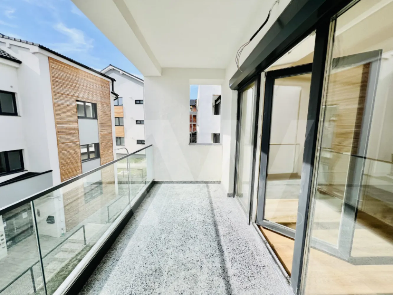 Apartament - Zona Industrială Vest - Încălzire în pardoseală - Îți dorești să locuiești într-un apartament care face parte dintr-un ansamblu rezidențial exclusivist? 
Dacă răspunsul este da, îți prezentăm un apartament cu suprafața utilă de 37,54 mp și o terasă de 7,8 mp , situat într-o zonă foarte liniștită, Zona Industrială Vest din Sibiu. Ansamblul din care face parte apartamentul beneficiază de spații verzi și o priveliște superbă către munți. 
Apartamentul se predă la stadiul de cheie și 1 loc de parcare inclus în prețul apartamentului. 
Modalități de plată acceptate: cash, credit ipotecar, rate la dezvoltator, în așa fel încât să fie adaptate nevoilor clientului.
Vă așteptăm la vizionare!
