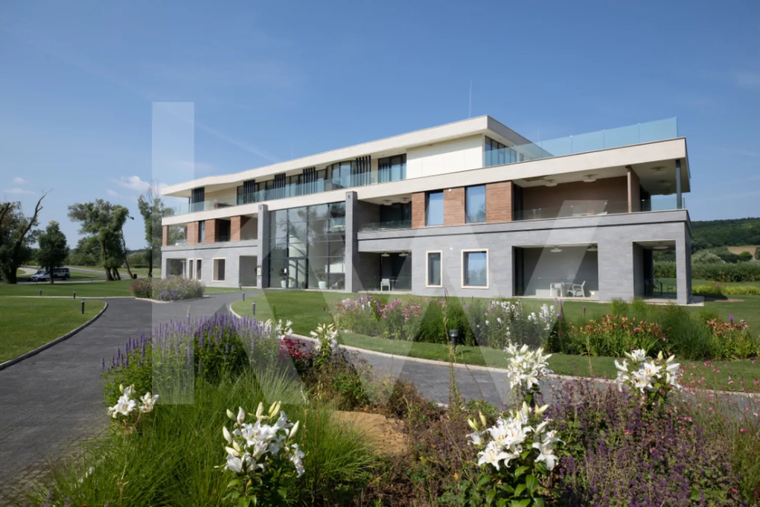 ZALA SPRINGS GOLF RESORT – Un univers dedicat rafinamentului și investiției - La doar două ore de Budapesta și la câteva minute de aeroportul Hévíz‑Balaton, Zala Springs reprezintă coroana rezidențială a Văii Zala – un complex de golf & lifestyle complet, conceput să ofere atât o experiență de lux, cât și posibilități serioase de investiție.
Pe o suprafață de aproximativă de 160 de  hectare, centrul este format dintr-un teren de golf profesionist cu 18 găuri, realizat de legendarul Robert Trent Jones Jr., considerat cel mai bun din Ungaria și unul dintre cele mai bune din Europa Centrală. Clubhouse-ul modern, cu peste 3 000 m², include restaurant, bar, terasă cu vedere spre lac și ultimul par 18.

Tipuri de proprietăți disponibile
Apartamente golf-side (52–130 m²)
– Spațioase, cu 1–2 dormitoare, balcoane generoase, ferestre largi și înălțime ~3 m. Priveliști spectaculoase către fairways. Ideal pentru investitori și familii. 
Apartamente lake-side (108–138 m²)
– Localizate lângă lac, cu acces la grădină și vederi uluitoare. Stiluri White, Memory, Glamour – semnate de echipa de design LIMA. Interioare înalte, luminoase, personalizabile.
Vile luxoase (CLT)
– Construcţii sustenabile din CLT, disponibile în variante cu un nivel, două nivele sau premium. Panorame către terenul de golf, lac, pădure și 6 loturi pregătite lângă spa‑boutique.

Facilități & lifestyle exclusiv
Golf fără egal
-18 găuri, patru tee‑boxuri per hole, driving range, golf academy și IMG Prestige membership – acces la o rețea globală de cluburi elitiste
Clubhouse & gastronomie
-Clubhouse-ul de 3 000 m² oferă o experiență gastronomică rafinată, restaurant bistro, bar, terasă cu panorama, evenimente culinare și seri tematice
Wellness & relaxare
-Boutique Spa: piscină internă cu light therapy, saună finlandeză, bio‑saună, baie de aburi, centru de sănătate Evergreen (deschis 2023), piscină exterioară de 20 m cu apă termală, jacuzzi, masaj și bar sănătos cu smoothie‑uri & detox .
Activități & comunitate
-Evenimente tematice, seri muzicale, petreceri private, facilități pentru nunți, teren de joacă pentru copii, piscină privată de agrement și activități: ciclism, pescuit, lecții de golf – inclusiv pentru juniori .
Servicii complet hotel‑style
-Recepție 24/7, concierge, room‑service, housekeeping zilnic, securitate, transfer aeroport (contra cost), parcare gratuită, stații EV, Wi‑Fi, facilități pentru persoane cu dizabilități .

Investiție & randament
Deși studiourile nu mai sunt disponibile, apartamentele și vilele oferă oportunități solide: administrare completă, lease‑back, profit‑sharing, creștere a valorii cu peste 35% în ultimii 2 ani . Cu imaginea brandului Zala, acces la IMG și pachete integrate de tip “stay & play”, investitorii pot obține venituri pasive atractive și capitalizare pe termen mediu-lung.

Accesibilitate & localizare
-La 15 minute de aeroportul Hévíz‑Balaton (zboruri sezoniere);
-Aproape de Lacul Balaton și stațiunea termală Hévíz;
-Într-o zonă de dealuri pitorești, lângă vii și păduri;
-La 2 h de Budapesta, Viena, Bratislava, Zagreb și Ljubljana

Cine sunt cumpărătorii ideali?
-Investitori internaționali ce urmăresc proprietăți premium cu administrare inclusă.
-Cupluri și familii care doresc o reședință de vacanță cu stil, dar și funcțională.
-Pasionați de lifestyle activ, dornici de golf, wellness și comunitate.
-Profesioniști care pot lucra remote, căutând echilibrul între natură și conexiune globală.

Concluzie: Zala Springs – Lux cu sens
Zala Springs nu e doar despre locuințe – este o declarație despre cum vrei să trăiești: cu eleganță, confort, securitate și experiențe premium. De la fairways impecabili și club gourmet, la spa sofisticat și servicii hotel-style, acest complex se ridică la cele mai înalte standarde europene, cu viziuni în curs de extindere (hotel de cinci stele, lac de agrement, spații comerciale). 
Investiția în acest proiect reprezintă o oportunitate unică: randament financiar, calitate de viață și conexiune la o rețea internațională exclusivă — toate amplasate într-un colț liniștit, pitoresc, cu potențial de creștere.
