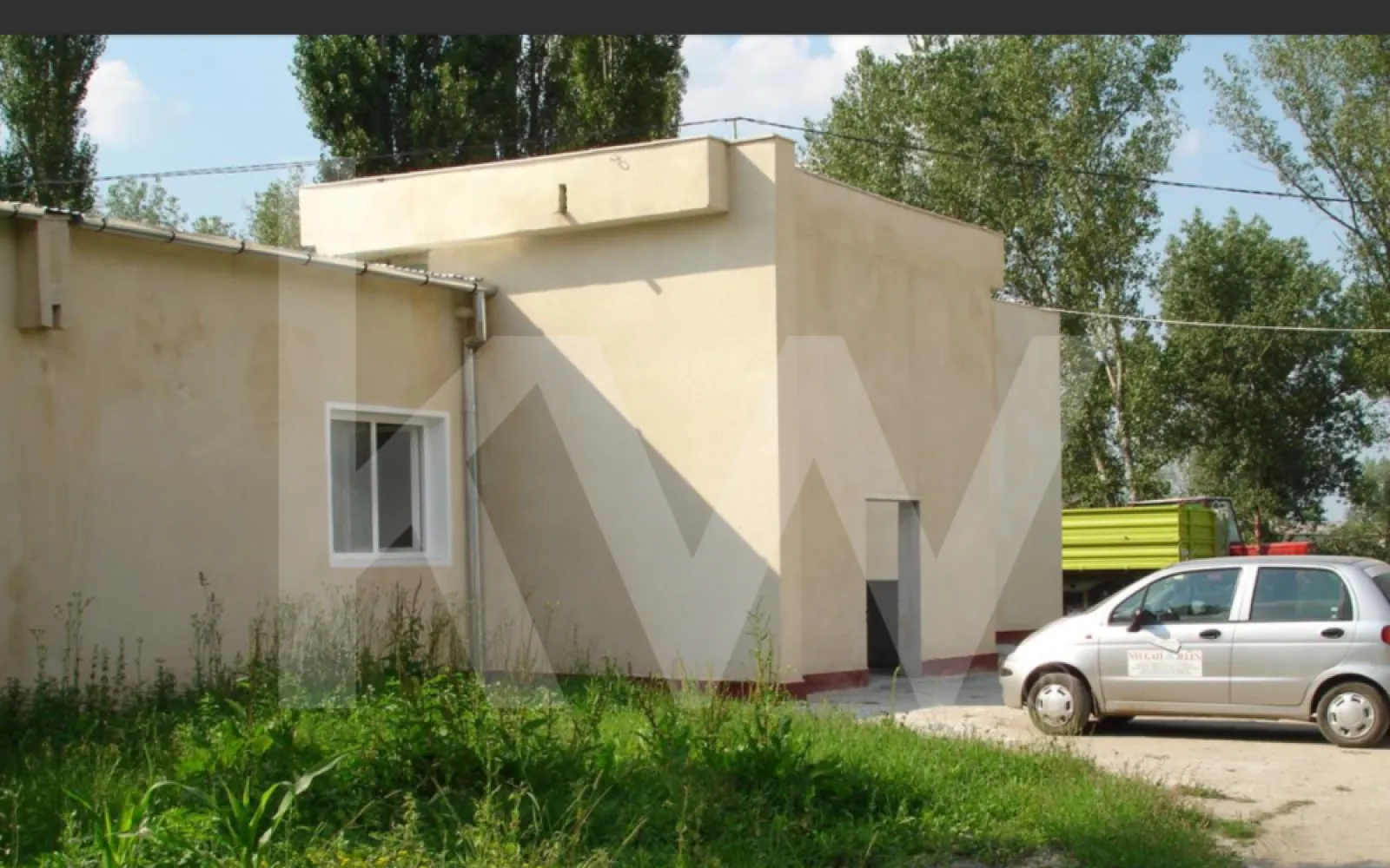 18 Ha intravilan in orasul Arad - langa aeroport - Proprietate compacta in suprafata de 18 Ha (teren intravilan - curti constructii), localizata la 2,5
km de Aeroportul Arad (RO) DJ682F si la 2,6 km de nodul rutier al autostrazii A1 si se compune
din:
> 180.564 mp teren intravilan (curti constructii)
> 35.716 mp constructii (30 hale de 1000 mp si una de 3000 mp + anexe)
> 15.000 mp parc fotovoltaic in functiune din anul 2014.
> 17.540 mp drumuri destinate circulatiei rutiere si alei pietonale betonate.
> 112.308 mp spatii verzi.
Proprietatea este localizata la 2,5 km de Aeroportul Arad (RO), intrarea pe autostrada A1 (judetul Arad),
51 Km fata de punctul de frontiera schengen cu Ungaria (vama Nadlac) - cale rutiera directa pe
autostrada si/sau 90 Km pana la punctul de frontiera cu Serbia.
Accesul catre proprietate se face din nodul rutier A1 (intrare - iesire), pe drum asfaltat cu doua benzi.
A fost obtinut Avizul de Oportunitate nr. 14 din 10.06.2021 pentru elaborarea Planului Urbanistic Zonal.Pe proprietate exista constructii cu o suprafata
totala de 35.716 mp., din care 12.900 mp. partial
reabilitate recent.
Hala perfect utilizabila in suprafata de 3000 mp si
30 de hale in suprafata de 1000 mp fiecare, aflate
in diverse stadii de uzura.
9 hale a cate 1000 mp fiecare au fost reabilitate
recent.
1 cladire de birouri, spatii de cazare mobilate pentru
personal, atelier reparatii, cladirea centralei termice,
cladiri posturi trafo, statie pompare, magazii,
depozit, vestiare, rampe betonate si drumuri interne
de acces.
Utilitati: energie electrica, apa din put, canalizare.17.540 mp drumuri destinate circulatiei
rutiere si alei betonate.
Rampele de acces ale constructiilor sunt legate
intre ele prin intermediul drumurilor betonate si
aleilor de acces pietonal.
Intregul ansamblu rutier a fost realizat in urma cu
mai mult de 30 de ani, in vremurile cand
materialele utilizate erau conform normelor de
calitate impuse in acele vremuri (50 cm beton
armat).
Intreaga proprietate este imprejmuita si accesul
catre acesta se face prin doua intrari principale.
Front stradal la drumul județean de 415 mPe proprietate exista 2 bransamente de
medie tensiune, legate la magistrale diferite.
Contractul de superficie si servitute
incheiat cu furnizorul Enel Distributie
Banat S.A. permite descarcarea in
2 retele electrice de interes public,
conectate la tronsoane diferite ale
furnizorului.
Unul dintre tronsoanele de medie
tensiune este conectat la punct de
descarcare, racordat radial in LEA
110/20 kV Gai – Rase Usoare Arad.
Pe 15.000 mp. din proprietate este amplasat
un parc fotovoltaic conectat la reteaua
nationala.
Puterea nominala debitata in Sistemul
Energetic National este 654,62 kWp
fiind conectat si operational din 2013.
Energia produsa se varsa in reteaua
nationala de energie electrica.
Parcul functional este compus din 2750
buc panouri tip skybase & chaori de 245
w/fiecare si un numarul de 31 buc
invertoare.
Parcul fotovoltaic existent poate fi extins.