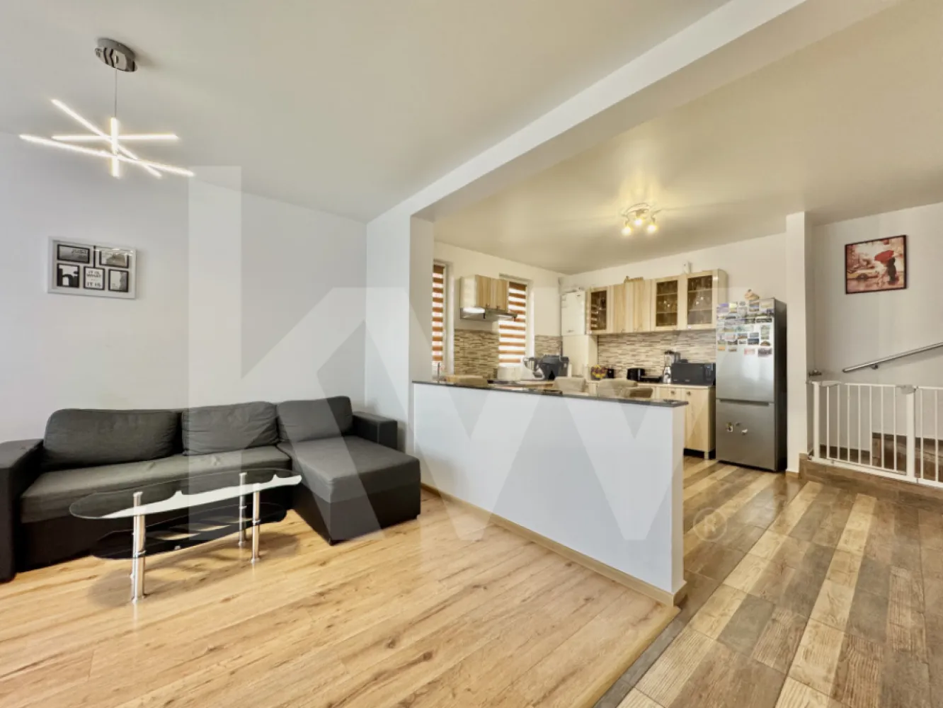 Casa tip Cvadruplex de vanzare in Arhitectilor, Cisnadie - Casă de vânzare în Cartierul Arhitecților, Cisnădie – 4 camere, confort și un strop de mister

Descoperă o locuință modernă și primitoare, situată în Cartierul Arhitecților, Cisnădie. Această casă cu 4 camere îmbină funcționalitatea cu farmecul detaliilor inedite, fiind ideală pentru o familie sau pentru cei care caută un refugiu liniștit aproape de Sibiu.

Compartimentare inteligentă și practică:

Parter:

Intrare separată printr-un hol cu ușă, oferind intimitate și delimitare față de zona de zi
Living și bucătărie open-space, spațiu deschis, luminos, perfect pentru momentele petrecute în familie
Baie spațioasă, dotată cu un duș generos – un real atu pentru confortul zilnic
Spațiu de depozitare util, ideal pentru organizarea lucrurilor

Etaj:

3 camere, dintre care două au acces la un balcon comun
Baie pe etaj, complet echipată
Una dintre camere este... secretă! O surpriză inedită, un spațiu ascuns care adaugă farmec și mister întregii case – un spațiu cu adevărat special, ce așteaptă să fie transformat în ceea ce ți se potrivește – de la birou sau bibliotecă până la o încăpere dedicată pasiunilor tale

 Suprafața este bine optimizată, fiecare colț al casei fiind gândit pentru confort și utilitate.

Curtea oferă suficient spațiu pentru relaxare.

Locația este perfectă pentru cei care vor liniște, dar și acces rapid către oraș – în apropiere de școli, magazine și alte facilități esențiale.

Puncte forte:

Cameră secretă – detaliu unic și atrăgător
Două băi – câte una pe fiecare nivel
Balcon comun pentru două dormitoare
Living open-space luminos
Spațiu de depozitare bine amplasat

Dacă dorești să descoperi o casă cu personalitate, unde te vei simți cu adevărat acasă, programează o vizionare și lasă-te surprins.