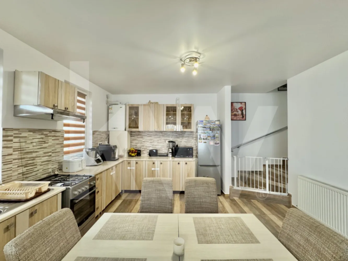 Casa tip Cvadruplex de vanzare in Arhitectilor, Cisnadie - Casă de vânzare în Cartierul Arhitecților, Cisnădie – 4 camere, confort și un strop de mister

Descoperă o locuință modernă și primitoare, situată în Cartierul Arhitecților, Cisnădie. Această casă cu 4 camere îmbină funcționalitatea cu farmecul detaliilor inedite, fiind ideală pentru o familie sau pentru cei care caută un refugiu liniștit aproape de Sibiu.

Compartimentare inteligentă și practică:

Parter:

Intrare separată printr-un hol cu ușă, oferind intimitate și delimitare față de zona de zi
Living și bucătărie open-space, spațiu deschis, luminos, perfect pentru momentele petrecute în familie
Baie spațioasă, dotată cu un duș generos – un real atu pentru confortul zilnic
Spațiu de depozitare util, ideal pentru organizarea lucrurilor

Etaj:

3 camere, dintre care două au acces la un balcon comun
Baie pe etaj, complet echipată
Una dintre camere este... secretă! O surpriză inedită, un spațiu ascuns care adaugă farmec și mister întregii case – un spațiu cu adevărat special, ce așteaptă să fie transformat în ceea ce ți se potrivește – de la birou sau bibliotecă până la o încăpere dedicată pasiunilor tale

 Suprafața este bine optimizată, fiecare colț al casei fiind gândit pentru confort și utilitate.

Curtea oferă suficient spațiu pentru relaxare.

Locația este perfectă pentru cei care vor liniște, dar și acces rapid către oraș – în apropiere de școli, magazine și alte facilități esențiale.

Puncte forte:

Cameră secretă – detaliu unic și atrăgător
Două băi – câte una pe fiecare nivel
Balcon comun pentru două dormitoare
Living open-space luminos
Spațiu de depozitare bine amplasat

Dacă dorești să descoperi o casă cu personalitate, unde te vei simți cu adevărat acasă, programează o vizionare și lasă-te surprins.