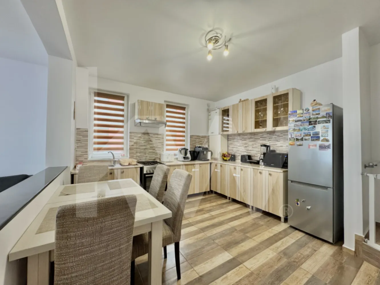 Casa tip Cvadruplex de vanzare in Arhitectilor, Cisnadie - Casă de vânzare în Cartierul Arhitecților, Cisnădie – 4 camere, confort și un strop de mister

Descoperă o locuință modernă și primitoare, situată în Cartierul Arhitecților, Cisnădie. Această casă cu 4 camere îmbină funcționalitatea cu farmecul detaliilor inedite, fiind ideală pentru o familie sau pentru cei care caută un refugiu liniștit aproape de Sibiu.

Compartimentare inteligentă și practică:

Parter:

Intrare separată printr-un hol cu ușă, oferind intimitate și delimitare față de zona de zi
Living și bucătărie open-space, spațiu deschis, luminos, perfect pentru momentele petrecute în familie
Baie spațioasă, dotată cu un duș generos – un real atu pentru confortul zilnic
Spațiu de depozitare util, ideal pentru organizarea lucrurilor

Etaj:

3 camere, dintre care două au acces la un balcon comun
Baie pe etaj, complet echipată
Una dintre camere este... secretă! O surpriză inedită, un spațiu ascuns care adaugă farmec și mister întregii case – un spațiu cu adevărat special, ce așteaptă să fie transformat în ceea ce ți se potrivește – de la birou sau bibliotecă până la o încăpere dedicată pasiunilor tale

 Suprafața este bine optimizată, fiecare colț al casei fiind gândit pentru confort și utilitate.

Curtea oferă suficient spațiu pentru relaxare.

Locația este perfectă pentru cei care vor liniște, dar și acces rapid către oraș – în apropiere de școli, magazine și alte facilități esențiale.

Puncte forte:

Cameră secretă – detaliu unic și atrăgător
Două băi – câte una pe fiecare nivel
Balcon comun pentru două dormitoare
Living open-space luminos
Spațiu de depozitare bine amplasat

Dacă dorești să descoperi o casă cu personalitate, unde te vei simți cu adevărat acasă, programează o vizionare și lasă-te surprins.