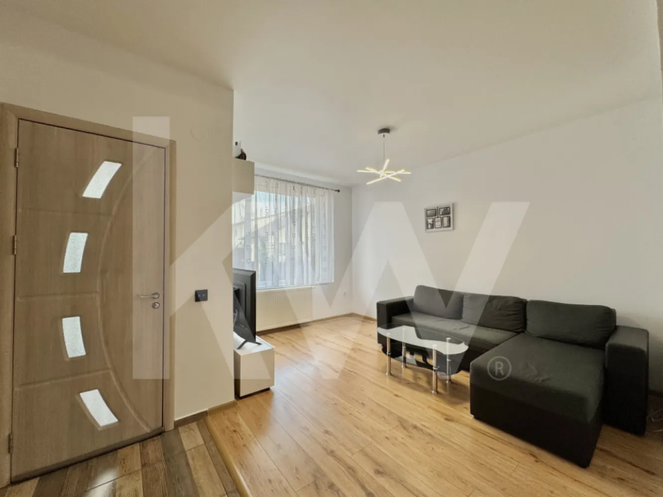 Casa tip Cvadruplex de vanzare in Arhitectilor, Cisnadie - Casă de vânzare în Cartierul Arhitecților, Cisnădie – 4 camere, confort și un strop de mister

Descoperă o locuință modernă și primitoare, situată în Cartierul Arhitecților, Cisnădie. Această casă cu 4 camere îmbină funcționalitatea cu farmecul detaliilor inedite, fiind ideală pentru o familie sau pentru cei care caută un refugiu liniștit aproape de Sibiu.

Compartimentare inteligentă și practică:

Parter:

Intrare separată printr-un hol cu ușă, oferind intimitate și delimitare față de zona de zi
Living și bucătărie open-space, spațiu deschis, luminos, perfect pentru momentele petrecute în familie
Baie spațioasă, dotată cu un duș generos – un real atu pentru confortul zilnic
Spațiu de depozitare util, ideal pentru organizarea lucrurilor

Etaj:

3 camere, dintre care două au acces la un balcon comun
Baie pe etaj, complet echipată
Una dintre camere este... secretă! O surpriză inedită, un spațiu ascuns care adaugă farmec și mister întregii case – un spațiu cu adevărat special, ce așteaptă să fie transformat în ceea ce ți se potrivește – de la birou sau bibliotecă până la o încăpere dedicată pasiunilor tale

 Suprafața este bine optimizată, fiecare colț al casei fiind gândit pentru confort și utilitate.

Curtea oferă suficient spațiu pentru relaxare.

Locația este perfectă pentru cei care vor liniște, dar și acces rapid către oraș – în apropiere de școli, magazine și alte facilități esențiale.

Puncte forte:

Cameră secretă – detaliu unic și atrăgător
Două băi – câte una pe fiecare nivel
Balcon comun pentru două dormitoare
Living open-space luminos
Spațiu de depozitare bine amplasat

Dacă dorești să descoperi o casă cu personalitate, unde te vei simți cu adevărat acasă, programează o vizionare și lasă-te surprins.
