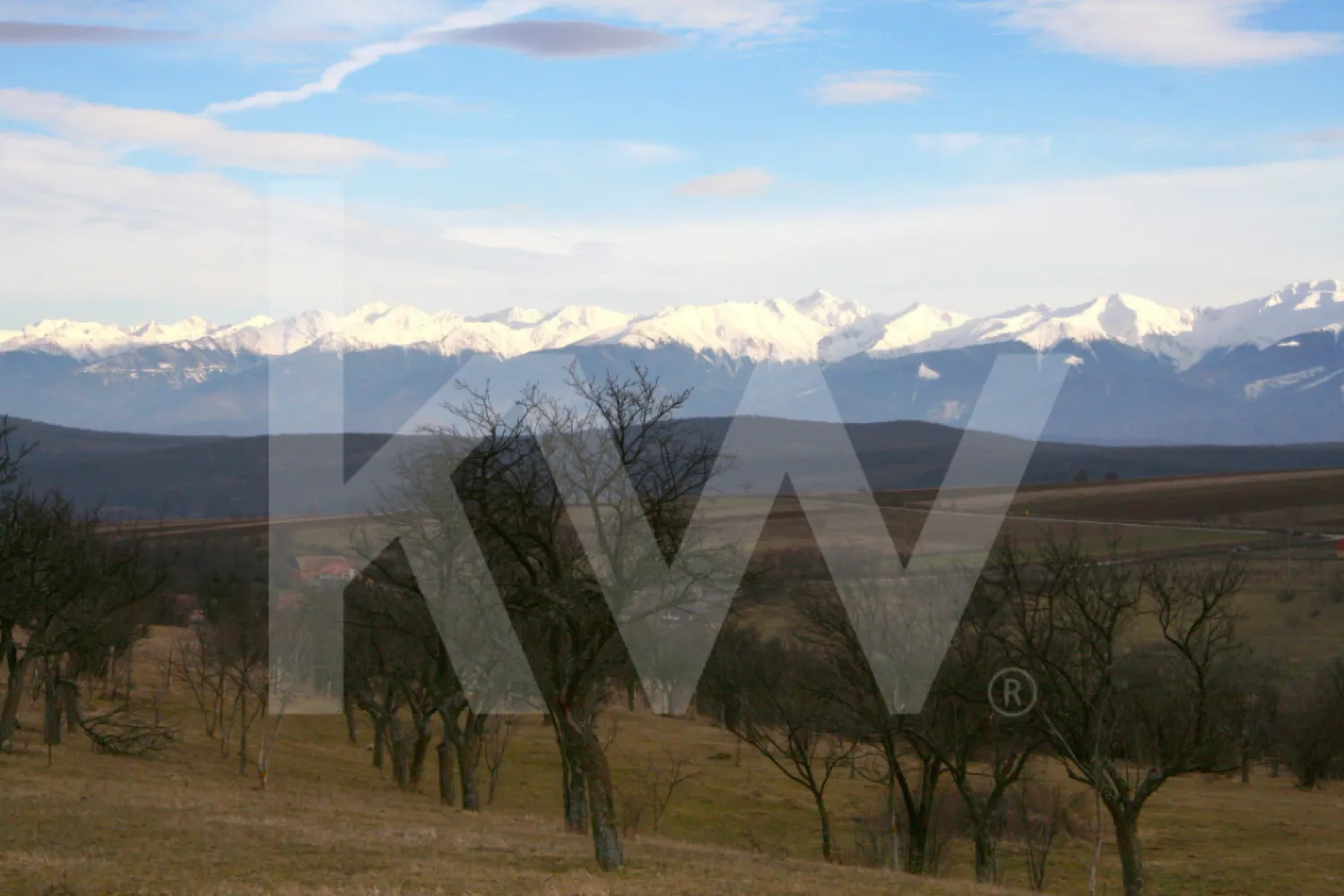 Teren de vânzare în Daia, Sibiu – 600 mp, priveliște superbă spre munți - Descoperă potențialul acestui teren situat în Daia, la doar câțiva kilometri de Sibiu, ideal pentru cei care caută liniștea naturii și o priveliște deosebită asupra satului Daia Nouă și a munților din împrejurimi.

Detalii proprietate:
 - Suprafață: 600 mp
 - Categoria: extravilan
 - Deschidere la drum: 23 metri
 - Acces facil – terenul este amplasat la drum
 - Utilități: curent electric în apropiere; gaz, apă și canalizare urmează să fie introduse în zonă

Avantaje:
 - Zonă liniștită, cu aer curat și peisaje spectaculoase
 - Ideal pentru investiție pe termen lung sau pentru o viitoare casă de vacanță
 - Acces rapid către Sibiu și localitățile din jur

Preț: 33.000 euro
Pentru mai multe informații și vizionare, contactează-mă și haide să stabilim o întălnire!