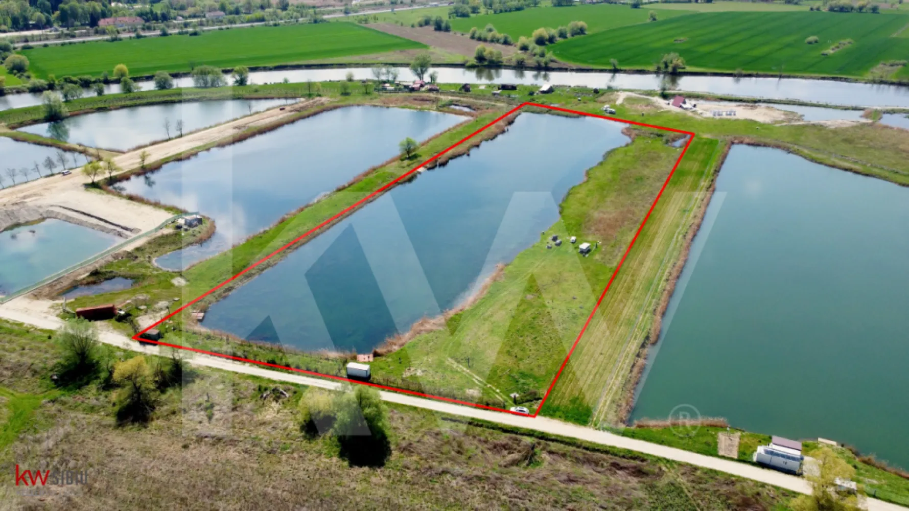 Teren Extravilan cu lac – Investiție în Natură și Agrement | 35.251 mp - 📍 Localizare: Avrig - malul Oltului
📐 Suprafață totală: 35.251 mp
🏞 Utilizare aprobată: Iaz piscicol – cu certificat de urbanism existent
🛣 Acces facil – drum agricol 
💧 Lac natural amenajat / luciu de apă – ideal pentru pescuit sportiv sau exploatare piscicolă

Descriere generală:
O oportunitate rară de investiție într-un teren cu un potențial ridicat de dezvoltare în zona agrementului și acvaculturii! Suprafața generoasă de peste 3,5 hectare include un luciu de apă natural amenajat, ideal pentru:

🐟 Exploatație piscicolă (crap, caras, sturion etc.)

🎣 Pescuit sportiv cu abonamente sau evenimente organizate

🏡 Amenajare zonă turistică/ecologică (cazare în căsuțe de vacanță, glamping)

🛶 Activități recreative: plimbări cu barca, picnicuri, evenimente în aer liber

Detalii tehnice și legale:
Teren extravilan cu certificat de urbanism obținut pentru „iaz piscicol”

Posibilitate branșare la rețea electrică în apropiere

Zonă liniștită, fără trafic, înconjurată de natură

Documentație cadastrală și intabulare la zi

Acces facil pentru vehicule utilitare sau turiști

De ce merită această investiție?
✔️ Ideal pentru investitori interesați de turism rural, piscicultură sau evenimente outdoor
✔️ Cerere tot mai mare pentru locații în natură, aproape de oraș
✔️ Posibilitate de obținere fonduri europene pentru dezvoltare piscicolă sau agroturistică
✔️ Diversificarea sursei de venit pasiv – potențial pentru profit constant

Preț: 385.000 €

💬 Pentru mai multe detalii, planuri cadastrale sau o vizionare la fața locului, nu ezita să mă contactezi!