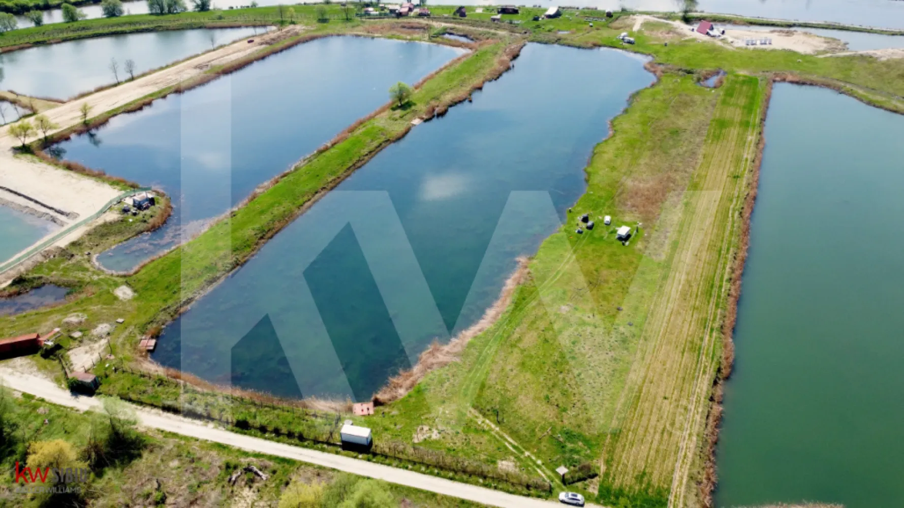 Teren Extravilan cu lac – Investiție în Natură și Agrement | 35.251 mp - 📍 Localizare: Avrig - malul Oltului
📐 Suprafață totală: 35.251 mp
🏞 Utilizare aprobată: Iaz piscicol – cu certificat de urbanism existent
🛣 Acces facil – drum agricol 
💧 Lac natural amenajat / luciu de apă – ideal pentru pescuit sportiv sau exploatare piscicolă

Descriere generală:
O oportunitate rară de investiție într-un teren cu un potențial ridicat de dezvoltare în zona agrementului și acvaculturii! Suprafața generoasă de peste 3,5 hectare include un luciu de apă natural amenajat, ideal pentru:

🐟 Exploatație piscicolă (crap, caras, sturion etc.)

🎣 Pescuit sportiv cu abonamente sau evenimente organizate

🏡 Amenajare zonă turistică/ecologică (cazare în căsuțe de vacanță, glamping)

🛶 Activități recreative: plimbări cu barca, picnicuri, evenimente în aer liber

Detalii tehnice și legale:
Teren extravilan cu certificat de urbanism obținut pentru „iaz piscicol”

Posibilitate branșare la rețea electrică în apropiere

Zonă liniștită, fără trafic, înconjurată de natură

Documentație cadastrală și intabulare la zi

Acces facil pentru vehicule utilitare sau turiști

De ce merită această investiție?
✔️ Ideal pentru investitori interesați de turism rural, piscicultură sau evenimente outdoor
✔️ Cerere tot mai mare pentru locații în natură, aproape de oraș
✔️ Posibilitate de obținere fonduri europene pentru dezvoltare piscicolă sau agroturistică
✔️ Diversificarea sursei de venit pasiv – potențial pentru profit constant

Preț: 385.000 €

💬 Pentru mai multe detalii, planuri cadastrale sau o vizionare la fața locului, nu ezita să mă contactezi!