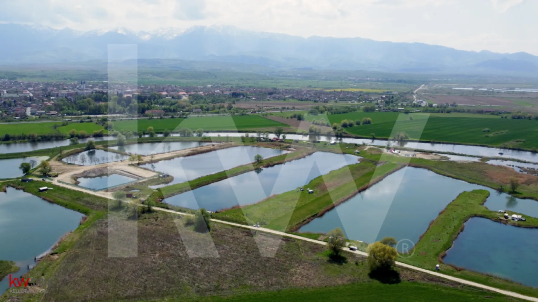 Teren Extravilan cu lac – Investiție în Natură și Agrement | 35.251 mp - 📍 Localizare: Avrig - malul Oltului
📐 Suprafață totală: 35.251 mp
🏞 Utilizare aprobată: Iaz piscicol – cu certificat de urbanism existent
🛣 Acces facil – drum agricol 
💧 Lac natural amenajat / luciu de apă – ideal pentru pescuit sportiv sau exploatare piscicolă

Descriere generală:
O oportunitate rară de investiție într-un teren cu un potențial ridicat de dezvoltare în zona agrementului și acvaculturii! Suprafața generoasă de peste 3,5 hectare include un luciu de apă natural amenajat, ideal pentru:

🐟 Exploatație piscicolă (crap, caras, sturion etc.)

🎣 Pescuit sportiv cu abonamente sau evenimente organizate

🏡 Amenajare zonă turistică/ecologică (cazare în căsuțe de vacanță, glamping)

🛶 Activități recreative: plimbări cu barca, picnicuri, evenimente în aer liber

Detalii tehnice și legale:
Teren extravilan cu certificat de urbanism obținut pentru „iaz piscicol”

Posibilitate branșare la rețea electrică în apropiere

Zonă liniștită, fără trafic, înconjurată de natură

Documentație cadastrală și intabulare la zi

Acces facil pentru vehicule utilitare sau turiști

De ce merită această investiție?
✔️ Ideal pentru investitori interesați de turism rural, piscicultură sau evenimente outdoor
✔️ Cerere tot mai mare pentru locații în natură, aproape de oraș
✔️ Posibilitate de obținere fonduri europene pentru dezvoltare piscicolă sau agroturistică
✔️ Diversificarea sursei de venit pasiv – potențial pentru profit constant

Preț: 385.000 €

💬 Pentru mai multe detalii, planuri cadastrale sau o vizionare la fața locului, nu ezita să mă contactezi!