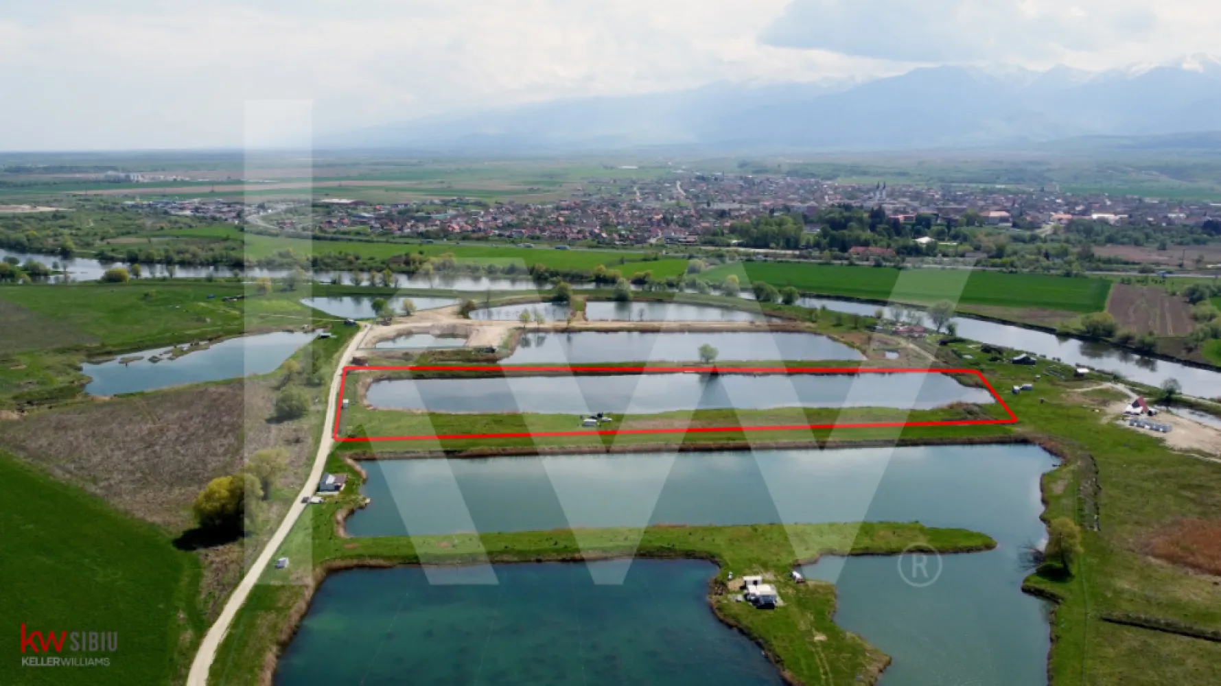 Teren Extravilan cu lac – Investiție în Natură și Agrement | 35.251 mp - 📍 Localizare: Avrig - malul Oltului
📐 Suprafață totală: 35.251 mp
🏞 Utilizare aprobată: Iaz piscicol – cu certificat de urbanism existent
🛣 Acces facil – drum agricol 
💧 Lac natural amenajat / luciu de apă – ideal pentru pescuit sportiv sau exploatare piscicolă

Descriere generală:
O oportunitate rară de investiție într-un teren cu un potențial ridicat de dezvoltare în zona agrementului și acvaculturii! Suprafața generoasă de peste 3,5 hectare include un luciu de apă natural amenajat, ideal pentru:

🐟 Exploatație piscicolă (crap, caras, sturion etc.)

🎣 Pescuit sportiv cu abonamente sau evenimente organizate

🏡 Amenajare zonă turistică/ecologică (cazare în căsuțe de vacanță, glamping)

🛶 Activități recreative: plimbări cu barca, picnicuri, evenimente în aer liber

Detalii tehnice și legale:
Teren extravilan cu certificat de urbanism obținut pentru „iaz piscicol”

Posibilitate branșare la rețea electrică în apropiere

Zonă liniștită, fără trafic, înconjurată de natură

Documentație cadastrală și intabulare la zi

Acces facil pentru vehicule utilitare sau turiști

De ce merită această investiție?
✔️ Ideal pentru investitori interesați de turism rural, piscicultură sau evenimente outdoor
✔️ Cerere tot mai mare pentru locații în natură, aproape de oraș
✔️ Posibilitate de obținere fonduri europene pentru dezvoltare piscicolă sau agroturistică
✔️ Diversificarea sursei de venit pasiv – potențial pentru profit constant

Preț: 385.000 €

💬 Pentru mai multe detalii, planuri cadastrale sau o vizionare la fața locului, nu ezita să mă contactezi!