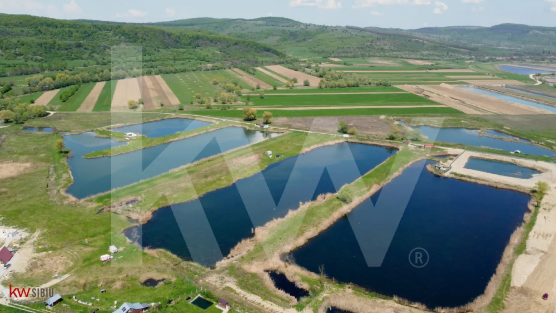 Teren Extravilan cu lac – Investiție în Natură și Agrement | 35.251 mp - 📍 Localizare: Avrig - malul Oltului
📐 Suprafață totală: 35.251 mp
🏞 Utilizare aprobată: Iaz piscicol – cu certificat de urbanism existent
🛣 Acces facil – drum agricol 
💧 Lac natural amenajat / luciu de apă – ideal pentru pescuit sportiv sau exploatare piscicolă

Descriere generală:
O oportunitate rară de investiție într-un teren cu un potențial ridicat de dezvoltare în zona agrementului și acvaculturii! Suprafața generoasă de peste 3,5 hectare include un luciu de apă natural amenajat, ideal pentru:

🐟 Exploatație piscicolă (crap, caras, sturion etc.)

🎣 Pescuit sportiv cu abonamente sau evenimente organizate

🏡 Amenajare zonă turistică/ecologică (cazare în căsuțe de vacanță, glamping)

🛶 Activități recreative: plimbări cu barca, picnicuri, evenimente în aer liber

Detalii tehnice și legale:
Teren extravilan cu certificat de urbanism obținut pentru „iaz piscicol”

Posibilitate branșare la rețea electrică în apropiere

Zonă liniștită, fără trafic, înconjurată de natură

Documentație cadastrală și intabulare la zi

Acces facil pentru vehicule utilitare sau turiști

De ce merită această investiție?
✔️ Ideal pentru investitori interesați de turism rural, piscicultură sau evenimente outdoor
✔️ Cerere tot mai mare pentru locații în natură, aproape de oraș
✔️ Posibilitate de obținere fonduri europene pentru dezvoltare piscicolă sau agroturistică
✔️ Diversificarea sursei de venit pasiv – potențial pentru profit constant

Preț: 385.000 €

💬 Pentru mai multe detalii, planuri cadastrale sau o vizionare la fața locului, nu ezita să mă contactezi!