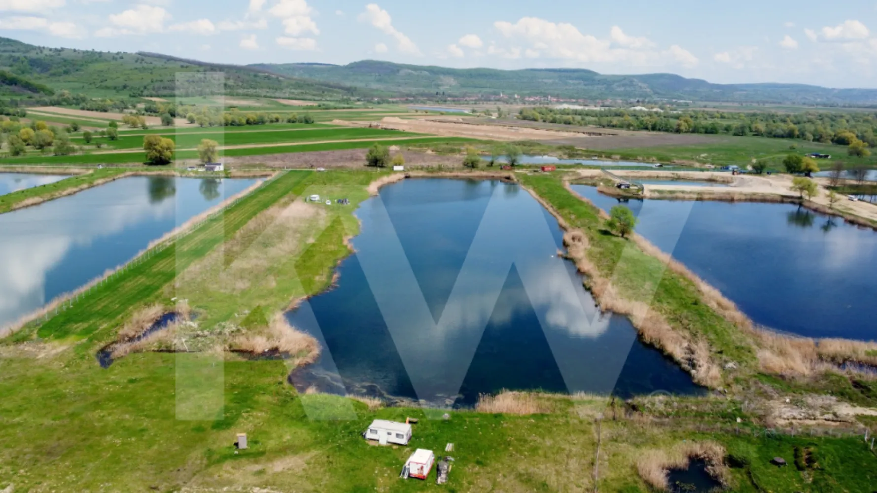 Teren Extravilan cu lac – Investiție în Natură și Agrement | 35.251 mp