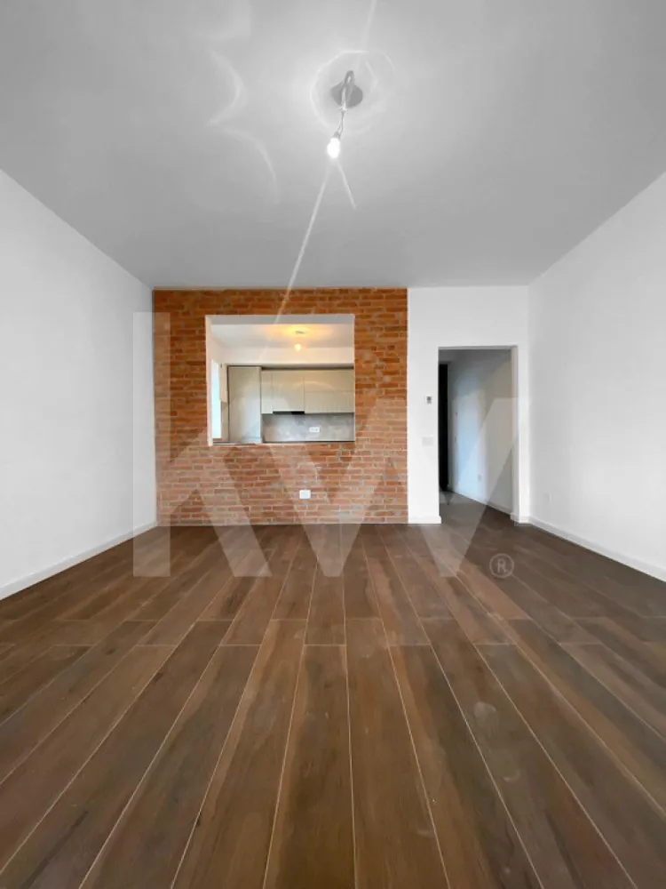 Apartament - Zona Industrială Vest - Încălzire în pardoseală - Îți dorești să locuiești într-un apartament care face parte dintr-un ansamblu rezidențial exclusivist? 
Dacă răspunsul este da, îți prezentăm un apartament de 2 camere, decomandat, cu suprafața utilă de 52,16 mp și o terasă de 11,42 mp , situat într-o zonă foarte liniștită, Zona Industrială Vest din Sibiu. Ansamblul din care face parte apartamentul beneficiază de spații verzi și o priveliște superbă către munți. 
Apartamentul se predă la stadiul de cheie și 1 loc de parcare inclus în prețul apartamentului. 
Modalități de plată acceptate: cash, credit ipotecar, rate la dezvoltator, în așa fel încât să fie adaptate nevoilor clientului.
Vă așteptăm la vizionare!
