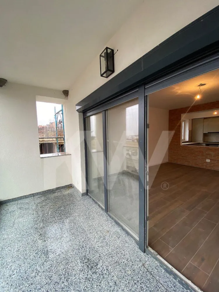 Apartament - Zona Industrială Vest - Încălzire în pardoseală - Îți dorești să locuiești într-un apartament care face parte dintr-un ansamblu rezidențial exclusivist? 
Dacă răspunsul este da, îți prezentăm un apartament de 2 camere, decomandat, cu suprafața utilă de 52,16 mp și o terasă de 11,42 mp , situat într-o zonă foarte liniștită, Zona Industrială Vest din Sibiu. Ansamblul din care face parte apartamentul beneficiază de spații verzi și o priveliște superbă către munți. 
Apartamentul se predă la stadiul de cheie și 1 loc de parcare inclus în prețul apartamentului. 
Modalități de plată acceptate: cash, credit ipotecar, rate la dezvoltator, în așa fel încât să fie adaptate nevoilor clientului.
Vă așteptăm la vizionare!