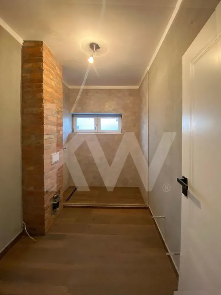 Apartament - Zona Industrială Vest - Încălzire în pardoseală - Îți dorești să locuiești într-un apartament care face parte dintr-un ansamblu rezidențial exclusivist? 
Dacă răspunsul este da, îți prezentăm un apartament de 2 camere, decomandat, cu suprafața utilă de 52,16 mp și o terasă de 11,42 mp , situat într-o zonă foarte liniștită, Zona Industrială Vest din Sibiu. Ansamblul din care face parte apartamentul beneficiază de spații verzi și o priveliște superbă către munți. 
Apartamentul se predă la stadiul de cheie și 1 loc de parcare inclus în prețul apartamentului. 
Modalități de plată acceptate: cash, credit ipotecar, rate la dezvoltator, în așa fel încât să fie adaptate nevoilor clientului.
Vă așteptăm la vizionare!