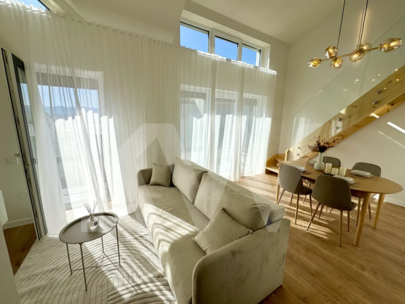 Apartament tip Penthouse- cartier luxos - Îți dorești să locuiești într-un apartament care face parte dintr-un ansamblu rezidențial exclusivist? 
Dacă răspunsul este da, îți prezentăm un apartament, decomandat, cu suprafața utilă de 100,39 mp și o terasă de 12,84 mp , situat într-o zonă foarte liniștită, Zona Industrială Vest din Sibiu. Ansamblul din care face parte apartamentul beneficiază de spații verzi și o priveliște superbă către munți. 
Apartamentul se predă la cheie și 1 loc de parcare inclus în prețul apartamentului. 
Pozele sunt dintr-unul deja vândut.
Modalități de plată acceptate: cash, credit ipotecar, rate la dezvoltator, în așa fel încât să fie adaptate nevoilor clientului.
Vă așteptăm la vizionare!