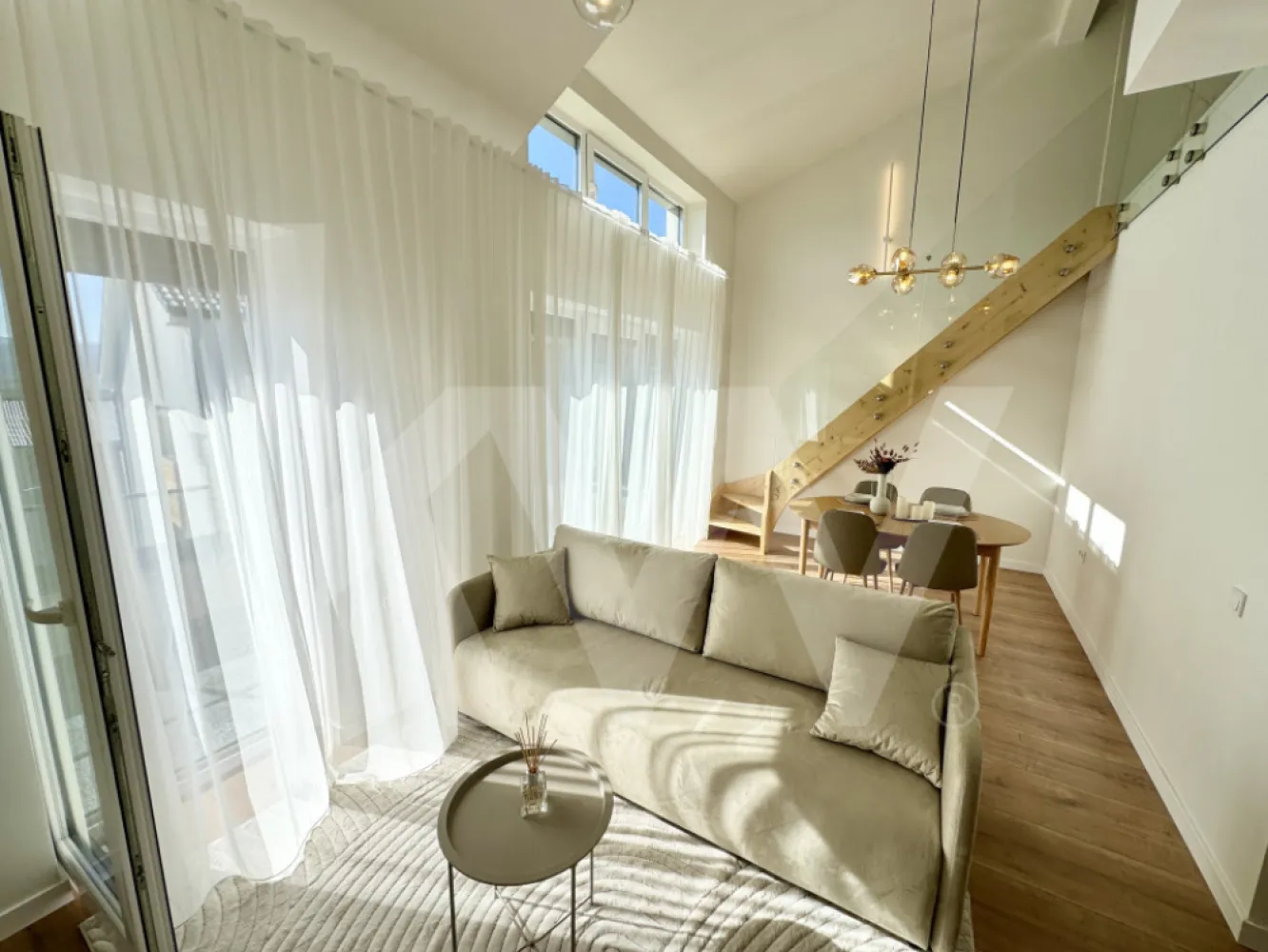 Apartament tip Penthouse- cartier luxos - Îți dorești să locuiești într-un apartament care face parte dintr-un ansamblu rezidențial exclusivist? 
Dacă răspunsul este da, îți prezentăm un apartament, decomandat, cu suprafața utilă de 100,39 mp și o terasă de 12,84 mp , situat într-o zonă foarte liniștită, Zona Industrială Vest din Sibiu. Ansamblul din care face parte apartamentul beneficiază de spații verzi și o priveliște superbă către munți. 
Apartamentul se predă la cheie și 1 loc de parcare inclus în prețul apartamentului. 
Pozele sunt dintr-unul deja vândut.
Modalități de plată acceptate: cash, credit ipotecar, rate la dezvoltator, în așa fel încât să fie adaptate nevoilor clientului.
Vă așteptăm la vizionare!