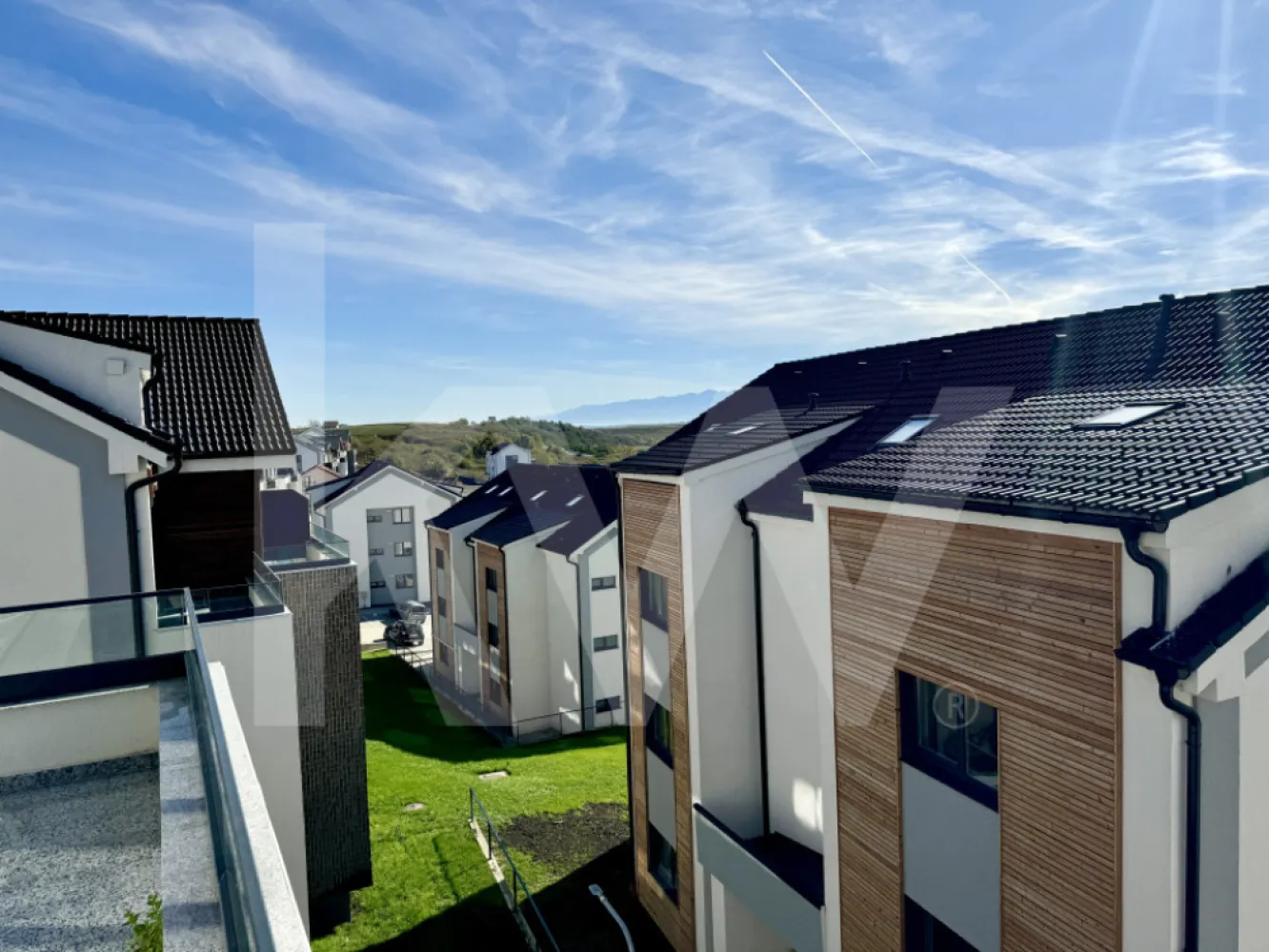 Apartament tip Penthouse- cartier luxos - Îți dorești să locuiești într-un apartament care face parte dintr-un ansamblu rezidențial exclusivist? 
Dacă răspunsul este da, îți prezentăm un apartament, decomandat, cu suprafața utilă de 100,39 mp și o terasă de 12,84 mp , situat într-o zonă foarte liniștită, Zona Industrială Vest din Sibiu. Ansamblul din care face parte apartamentul beneficiază de spații verzi și o priveliște superbă către munți. 
Apartamentul se predă la cheie și 1 loc de parcare inclus în prețul apartamentului. 
Pozele sunt dintr-unul deja vândut.
Modalități de plată acceptate: cash, credit ipotecar, rate la dezvoltator, în așa fel încât să fie adaptate nevoilor clientului.
Vă așteptăm la vizionare!