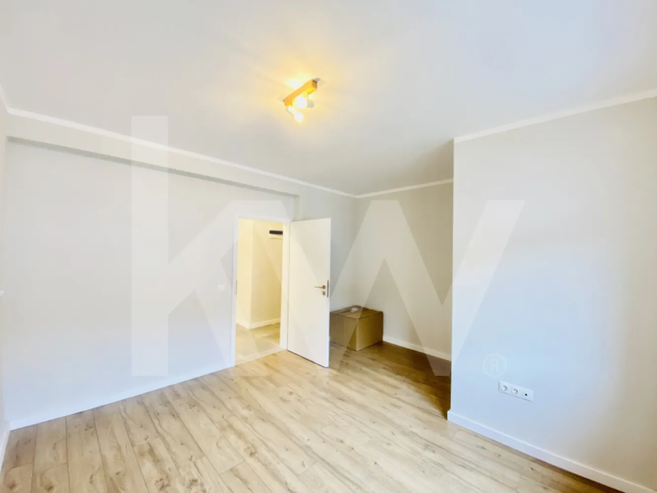 Apartament - Zona Industrială Vest - Încălzire în pardoseală - Îți dorești să locuiești într-un apartament care face parte dintr-un ansamblu rezidențial exclusivist? 
Dacă răspunsul este da, îți prezentăm un apartament, decomandat, cu suprafața utilă de 77,39 mp și o terasă de 9,11 mp , situat într-o zonă foarte liniștită, Zona Industrială Vest din Sibiu. Ansamblul din care face parte apartamentul beneficiază de spații verzi și o priveliște superbă către munți. 
Apartamentul se predă la stadiul de cheie și 1 loc de parcare inclus în prețul apartamentului. 
Modalități de plată acceptate: cash, credit ipotecar, rate la dezvoltator, în așa fel încât să fie adaptate nevoilor clientului.
Vă așteptăm la vizionare!