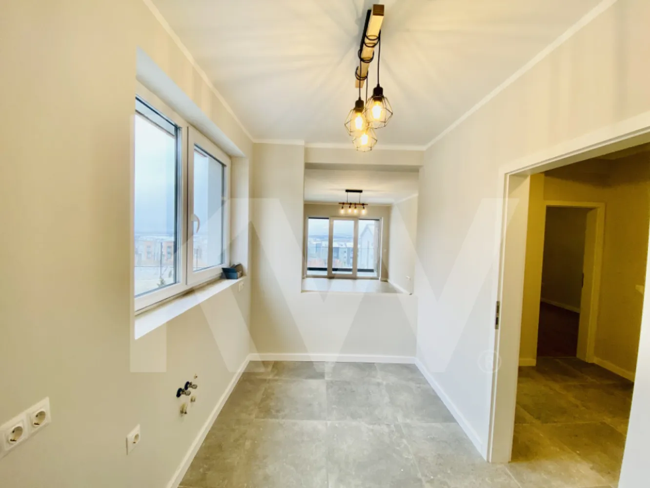 Apartament - Zona Industrială Vest - Încălzire în pardoseală - Îți dorești să locuiești într-un apartament care face parte dintr-un ansamblu rezidențial exclusivist? 
Dacă răspunsul este da, îți prezentăm un apartament, decomandat, cu suprafața utilă de 77,39 mp și o terasă de 9,11 mp , situat într-o zonă foarte liniștită, Zona Industrială Vest din Sibiu. Ansamblul din care face parte apartamentul beneficiază de spații verzi și o priveliște superbă către munți. 
Apartamentul se predă la stadiul de cheie și 1 loc de parcare inclus în prețul apartamentului. 
Modalități de plată acceptate: cash, credit ipotecar, rate la dezvoltator, în așa fel încât să fie adaptate nevoilor clientului.
Vă așteptăm la vizionare!