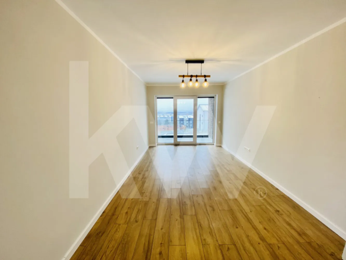 Apartament - Zona Industrială Vest - Încălzire în pardoseală - Îți dorești să locuiești într-un apartament care face parte dintr-un ansamblu rezidențial exclusivist? 
Dacă răspunsul este da, îți prezentăm un apartament, decomandat, cu suprafața utilă de 77,39 mp și o terasă de 9,11 mp , situat într-o zonă foarte liniștită, Zona Industrială Vest din Sibiu. Ansamblul din care face parte apartamentul beneficiază de spații verzi și o priveliște superbă către munți. 
Apartamentul se predă la stadiul de cheie și 1 loc de parcare inclus în prețul apartamentului. 
Modalități de plată acceptate: cash, credit ipotecar, rate la dezvoltator, în așa fel încât să fie adaptate nevoilor clientului.
Vă așteptăm la vizionare!