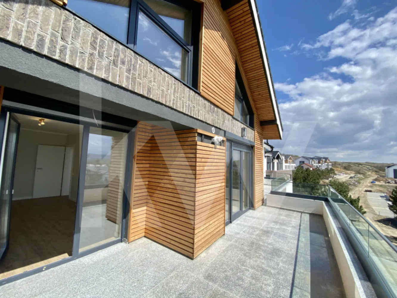Apartament tip Penthouse- Zona Industrială Vest - Încălzire în pardoseală - Îți dorești să locuiești într-un apartament care face parte dintr-un ansamblu rezidențial exclusivist? 
Dacă răspunsul este da, îți prezentăm un apartament, decomandat, cu suprafața utilă de 107,18  mp și o terasă de 18,46 mp , situat într-o zonă foarte liniștită, Zona Industrială Vest din Sibiu. Ansamblul din care face parte apartamentul beneficiază de spații verzi și o priveliște superbă către munți. 
Apartamentul se predă la stadiul de cheie și 1 loc de parcare inclus în prețul apartamentului. 
Modalități de plată acceptate: cash, credit ipotecar, rate la dezvoltator, în așa fel încât să fie adaptate nevoilor clientului.
Vă așteptăm la vizionare!