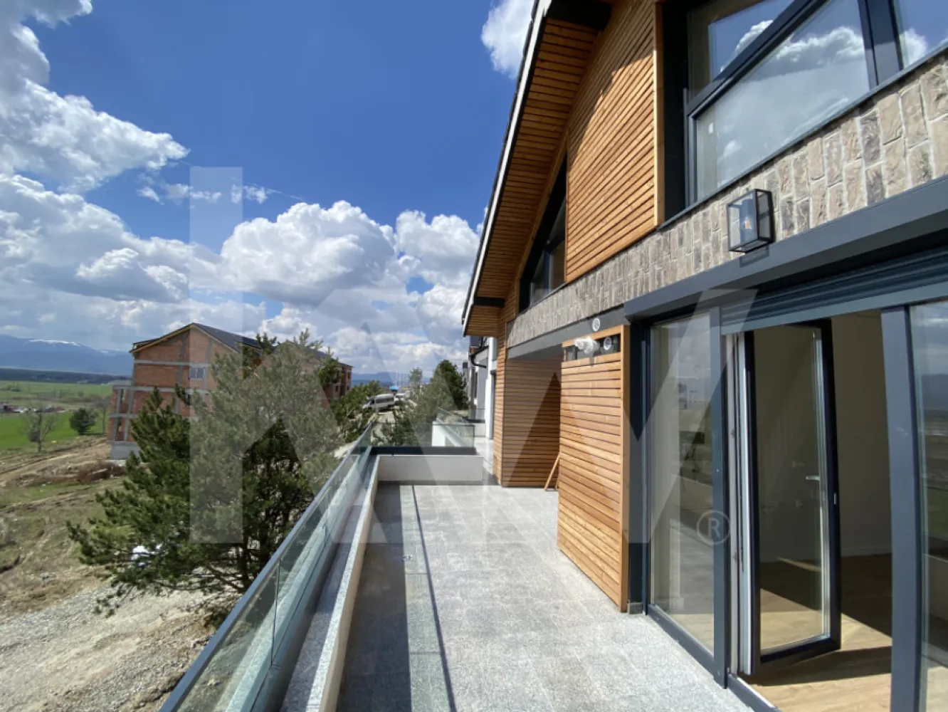 Apartament tip Penthouse- Zona Industrială Vest - Încălzire în pardoseală - Îți dorești să locuiești într-un apartament care face parte dintr-un ansamblu rezidențial exclusivist? 
Dacă răspunsul este da, îți prezentăm un apartament, decomandat, cu suprafața utilă de 107,18  mp și o terasă de 18,46 mp , situat într-o zonă foarte liniștită, Zona Industrială Vest din Sibiu. Ansamblul din care face parte apartamentul beneficiază de spații verzi și o priveliște superbă către munți. 
Apartamentul se predă la stadiul de cheie și 1 loc de parcare inclus în prețul apartamentului. 
Modalități de plată acceptate: cash, credit ipotecar, rate la dezvoltator, în așa fel încât să fie adaptate nevoilor clientului.
Vă așteptăm la vizionare!